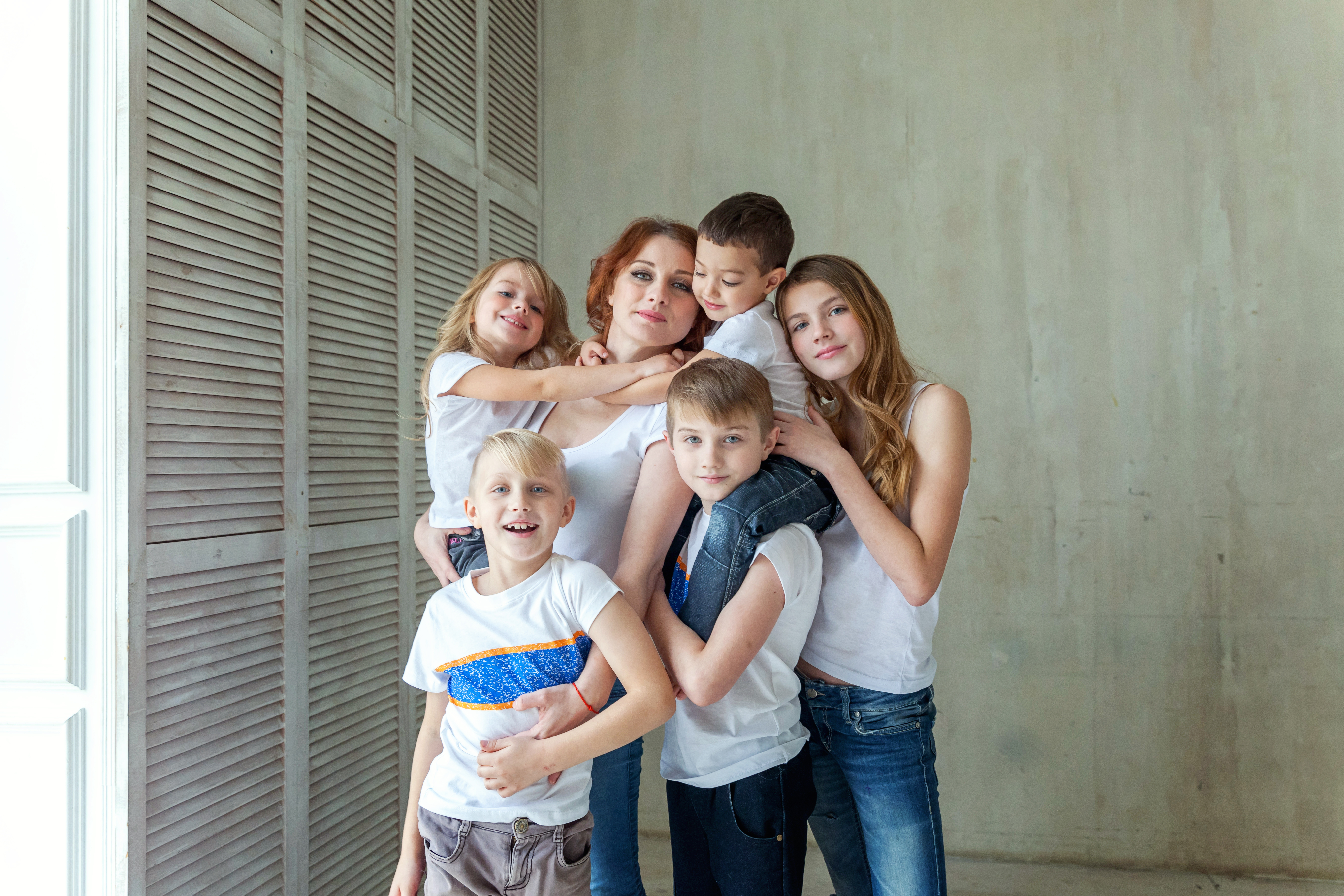 Una mujer posando con sus cinco hijos | Foto: Shutterstock