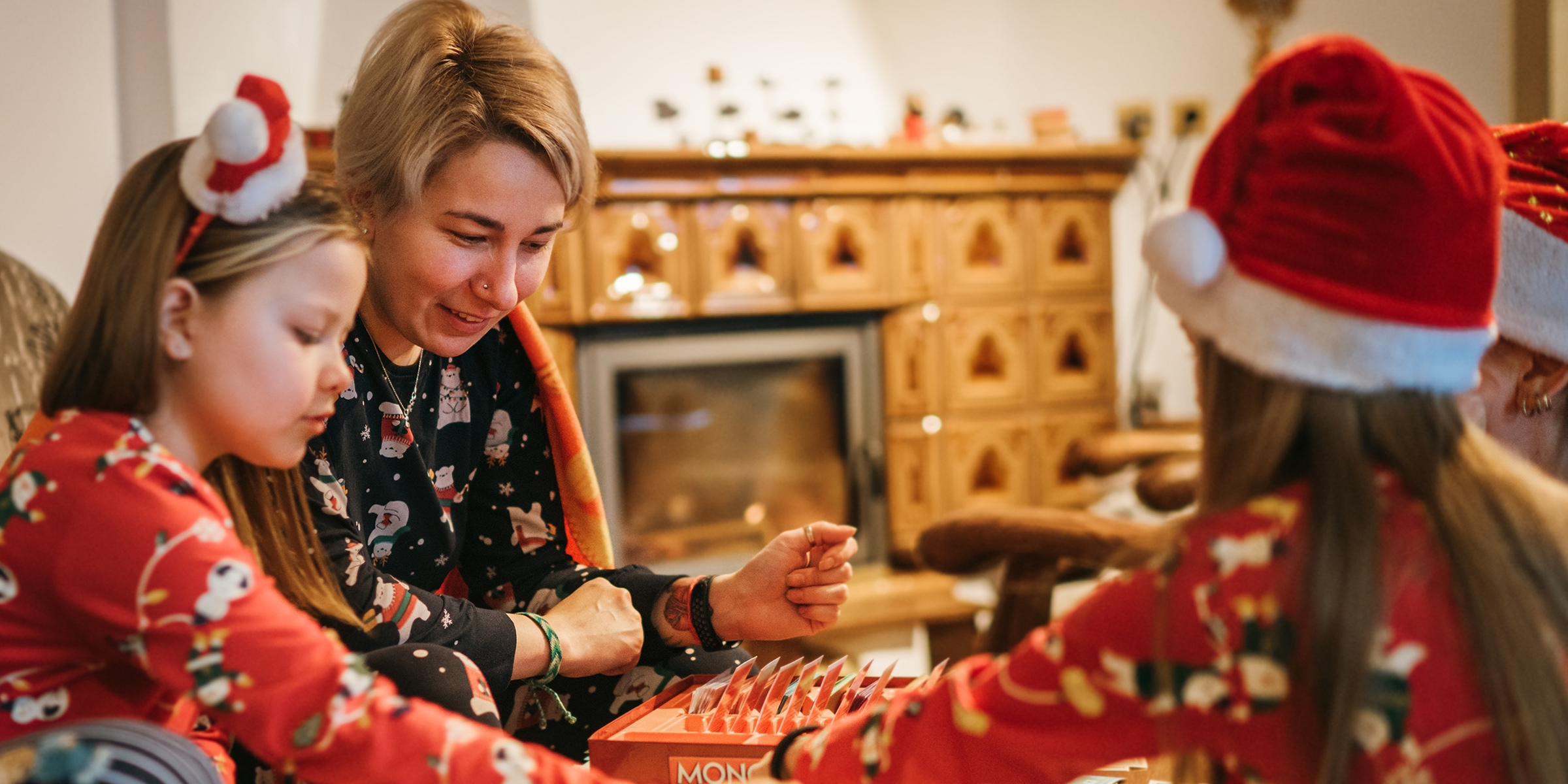 Una familia en pijama navideño | Fuente: Shutterstock