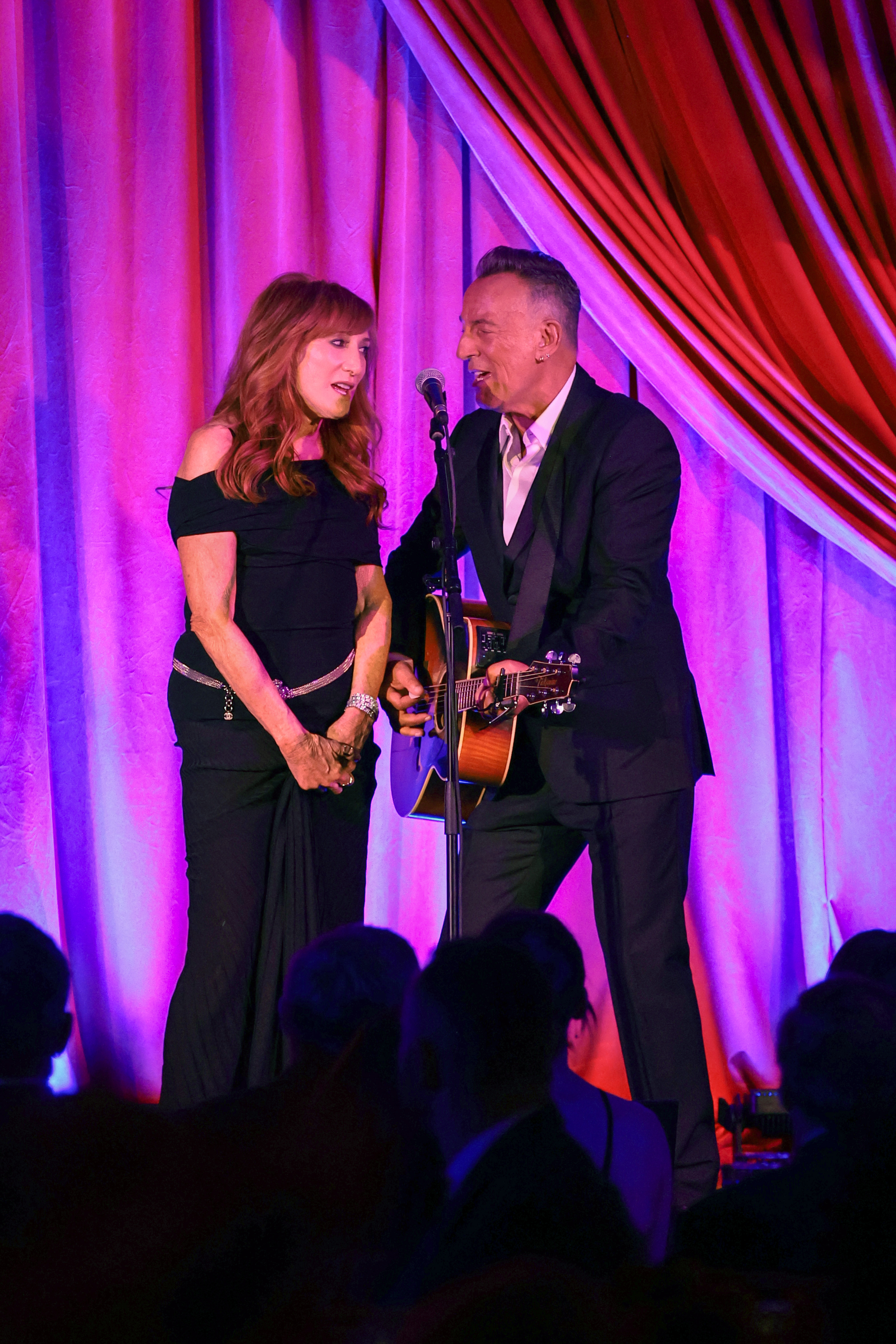 Patti Scialfa y Bruce Springsteen actuando en los Premios Albie Inaugurales de la Clooney Foundation For Justice en Nueva York el 29 de septiembre de 2022 | Fuente: Getty Images