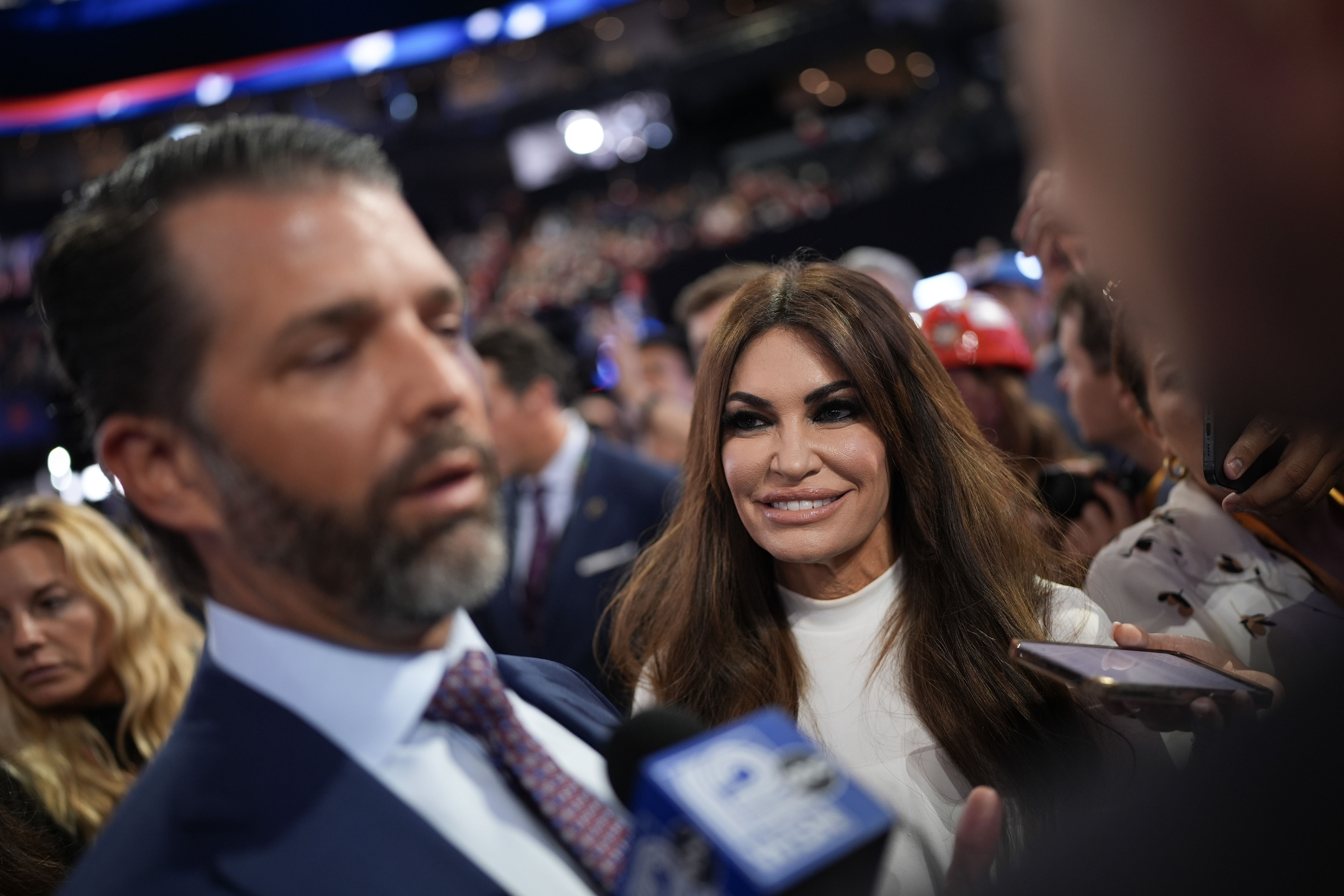 Donald Trump Jr. y Kimberly Guilfoyle asisten al primer día de la Convención Nacional Republicana en el Fiserv Forum el 15 de julio de 2024, en Milwaukee, Wisconsin | Fuente: Getty Images