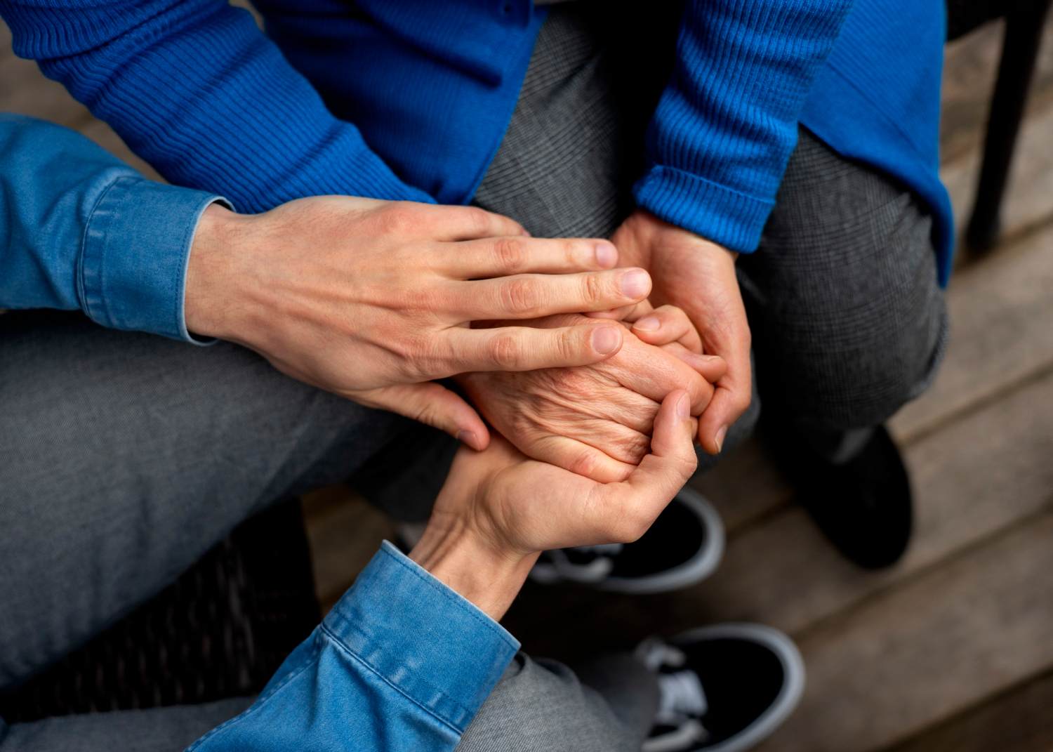 Primo piano di un uomo che tiene la mano di una persona anziana | Fonte: Freepik