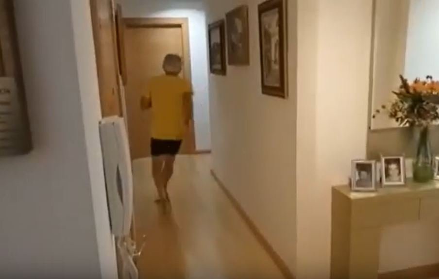 El atleta Juan López corriendo dentro de su departamento. | Foto: Youtube/Marca