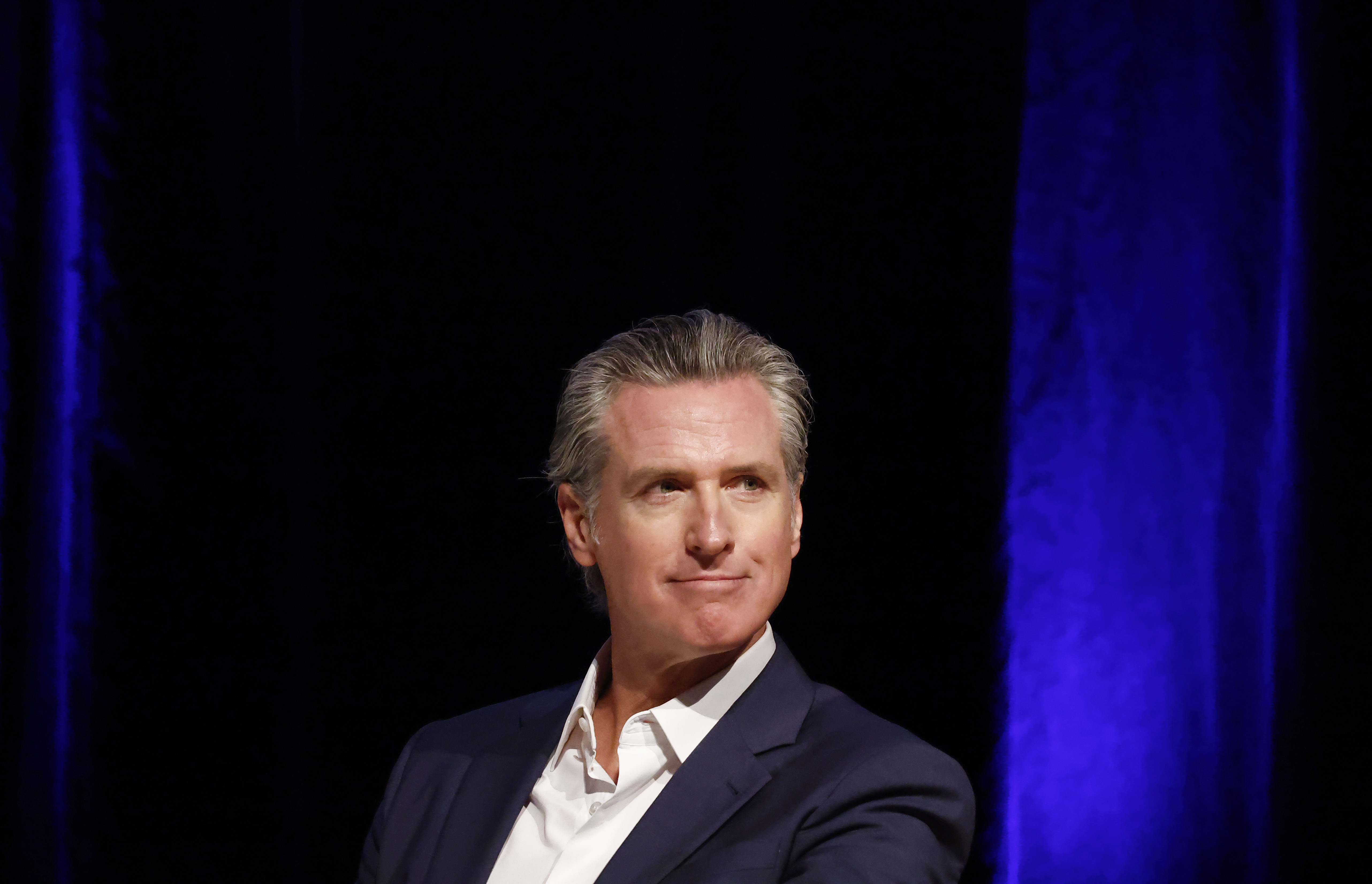 El gobernador de California Gavin Newsom mira antes de hablar en el East Los Angeles College el 26 de febrero de 2025, en Monterey Park, California | Fuente: Getty Images