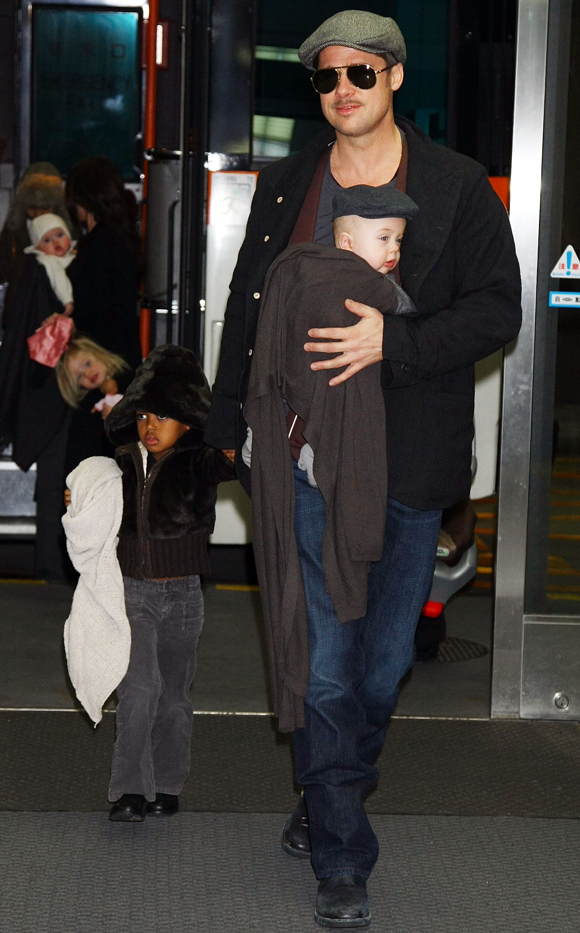 Brad Pitt en el aeropuerto internacional de Narita con sus hijos (de izquierda a derecha) Vivienne, Shiloh, Zahara y Knox, el 27 de enero de 2009 en Narita, Chiba, Japón. | Foto: Getty Images