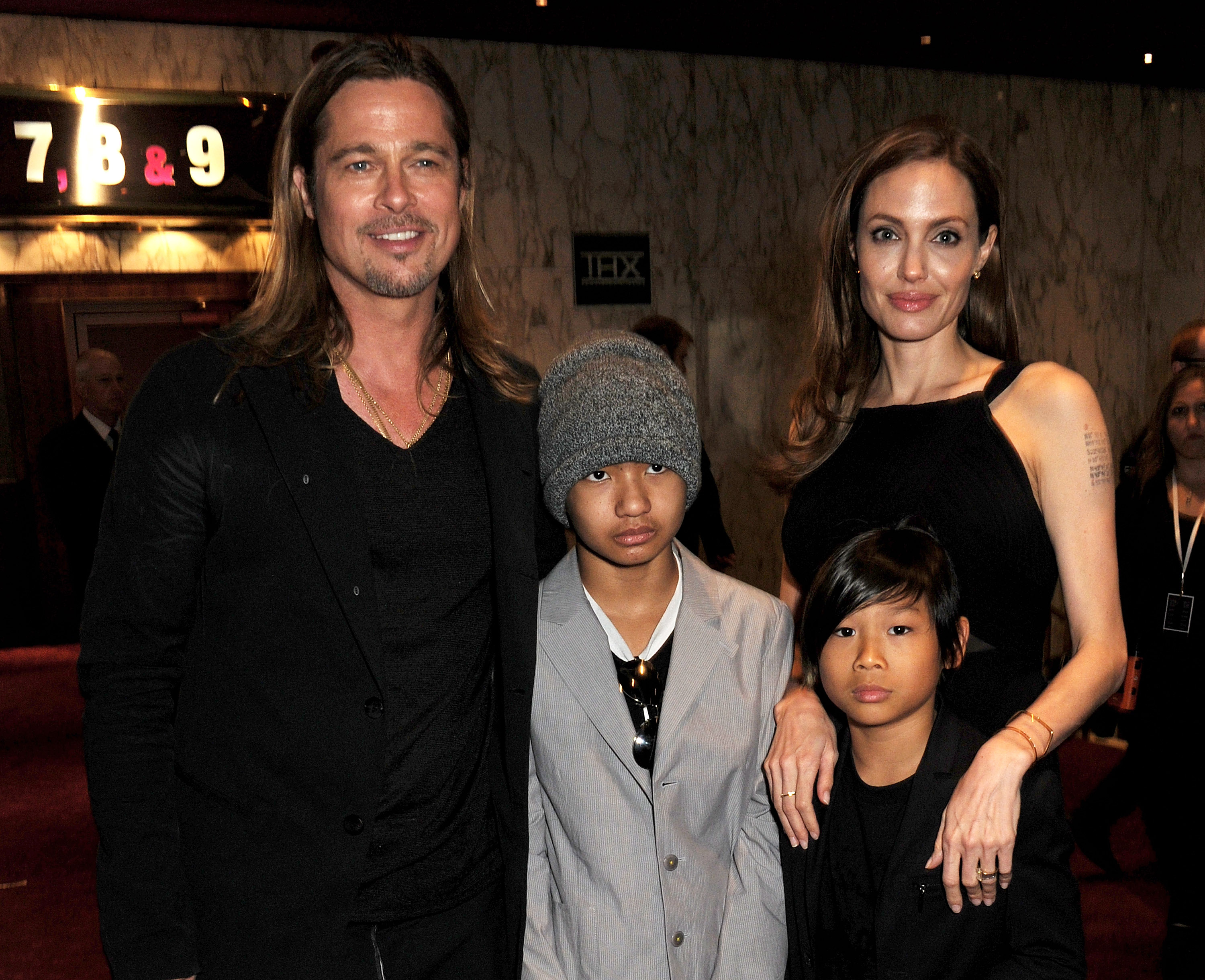 Brad Pitt y Angelina Jolie junto a Maddox y Pax Jolie-Pitt en el estreno mundial de "World War Z" en The Empire Cinema Leicester Square, el 2 de junio de 2013, en Londres, Inglaterra. | Fuente: Getty Images