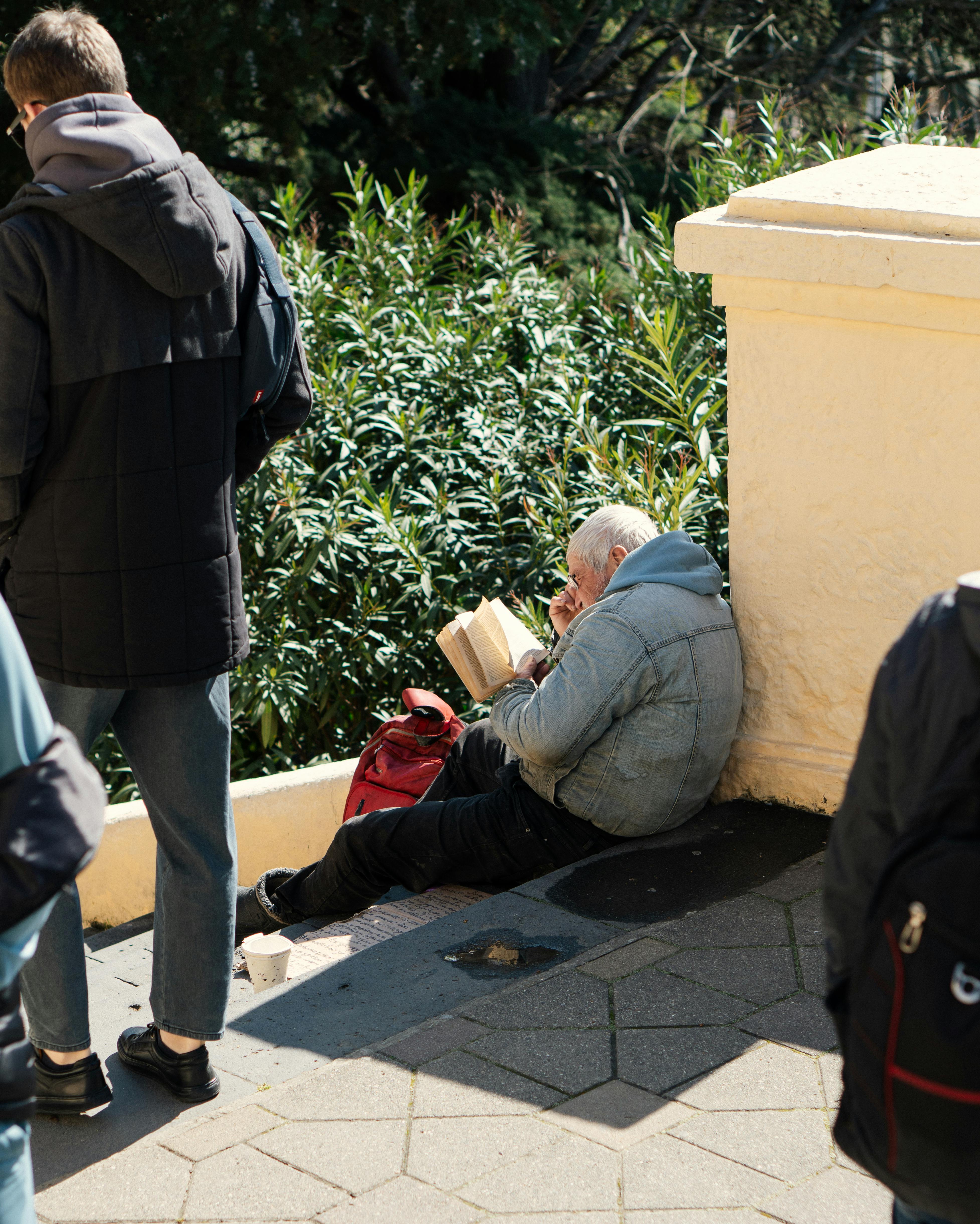 John encontrando un espacio para leer en su campus universitario | Fuente: Pexels