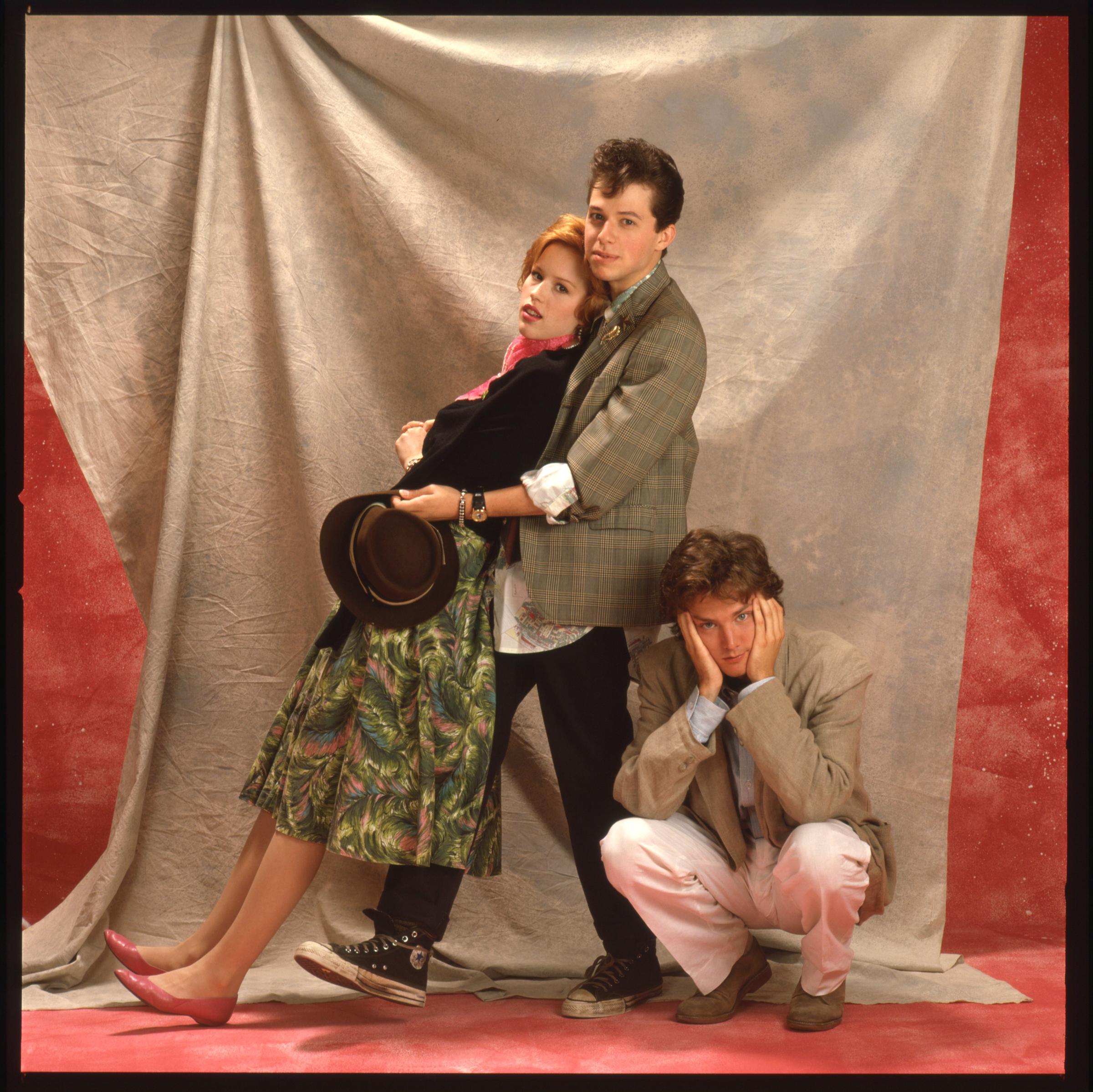 Molly Ringwald, Jon Cryer y Andrew McCarthy en el plató de "Pretty In Pink" en 1986 | Fuente: Getty Images