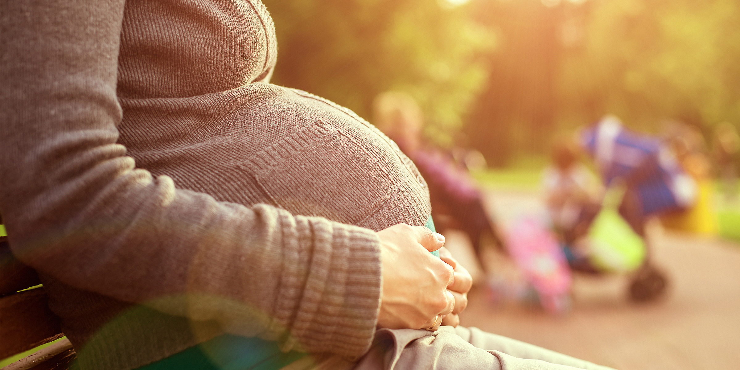 Mujer embarazada abraza su barriga | Foto: Shutterstock