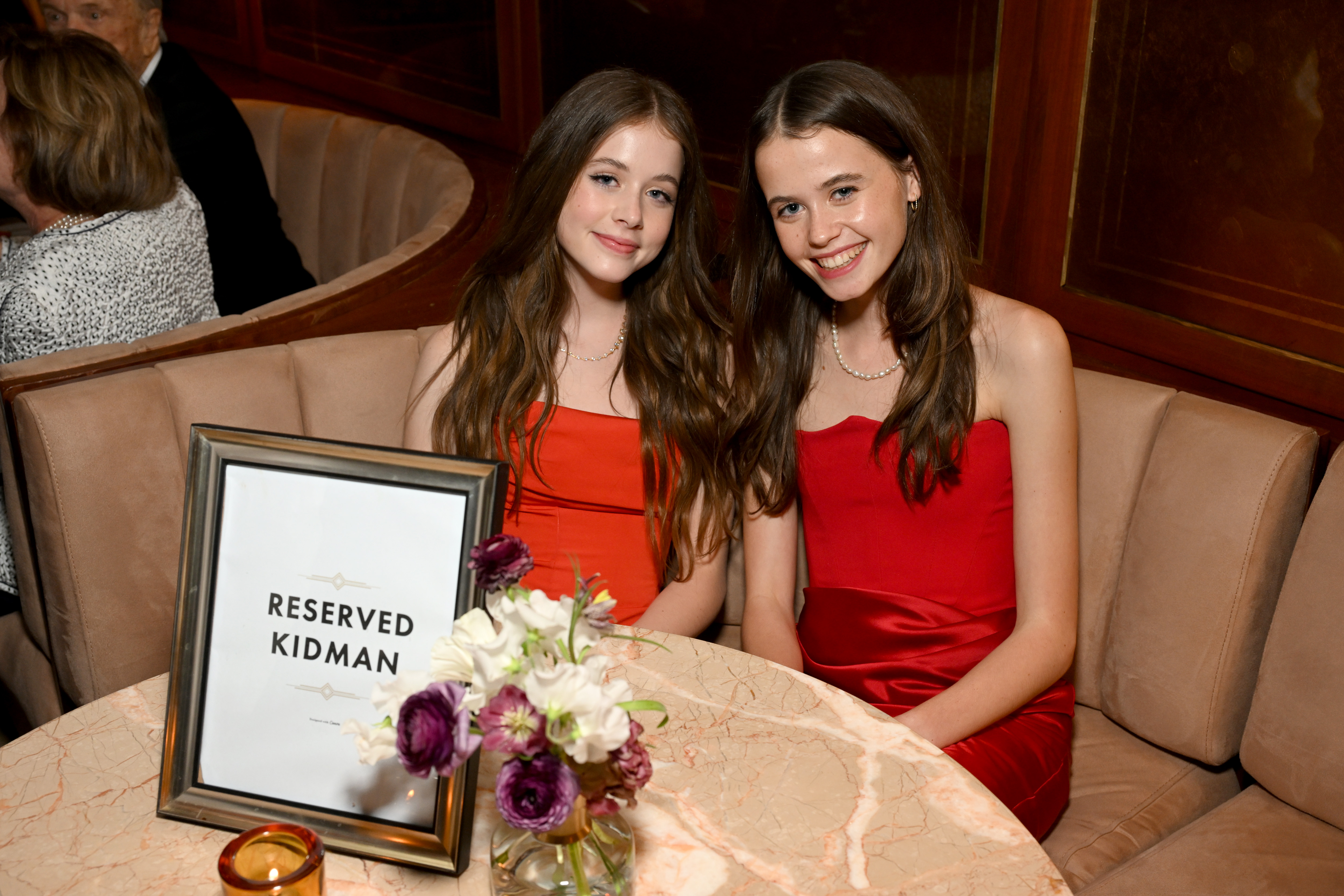 Faith Margaret Kidman Urban y su prima Sybella Hawley, hija de Antonia, la hermana de Nicole Kidman, lucen vestidos rojos a juego en la fiesta posterior a la entrega del Premio AFI a toda una vida, celebrada en abril de 2024. | Fuente: Getty Images