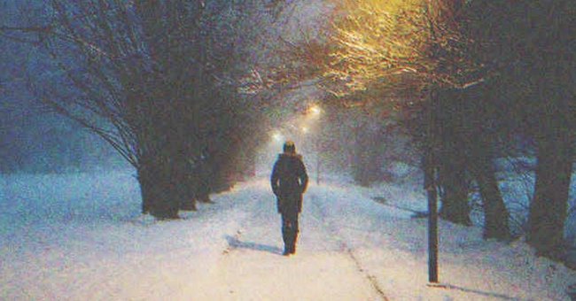 Una mujer caminando sola por la nieve | Foto: Shutterstock