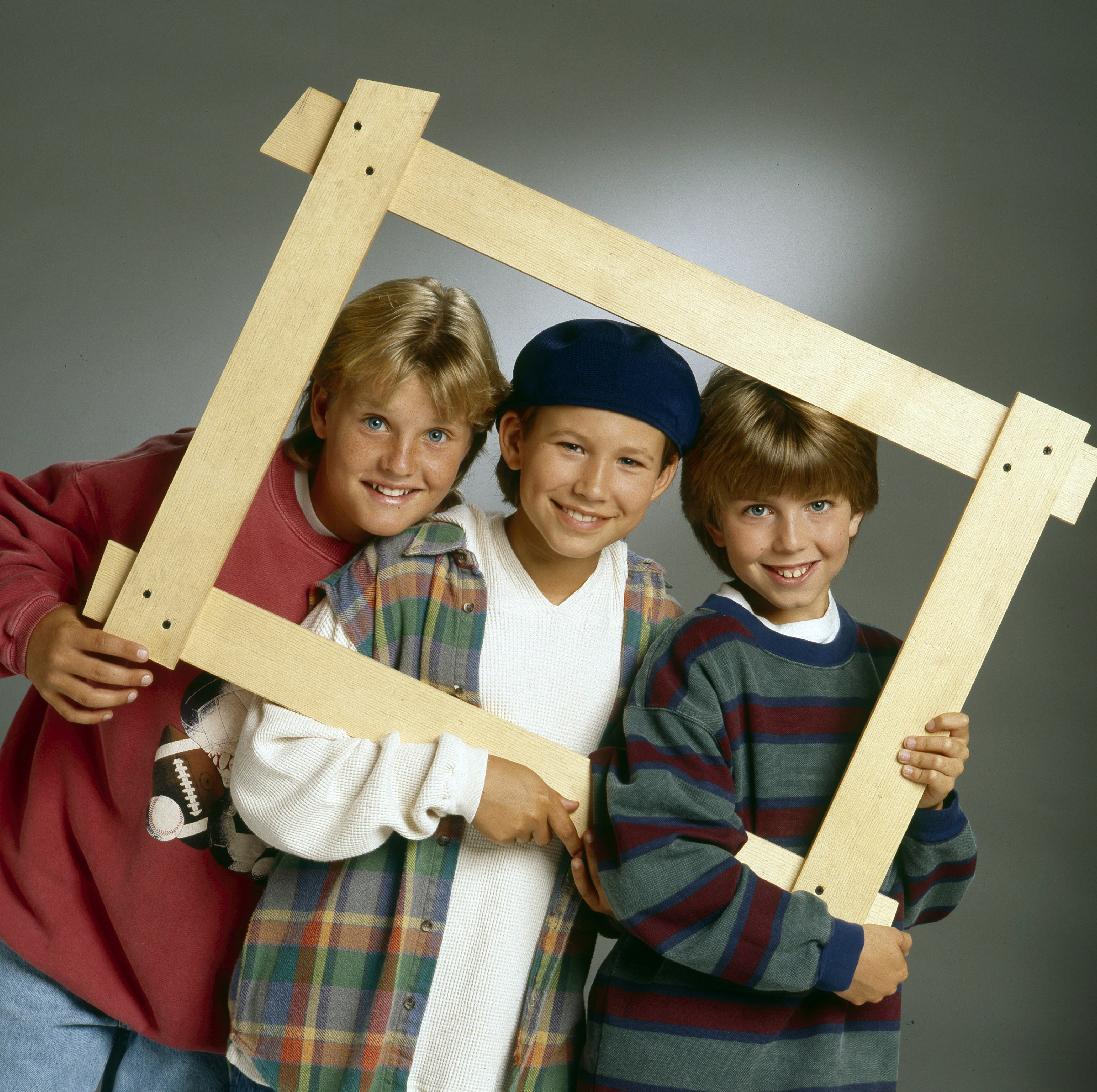 El niño actor y sus coprotagonistas | Fuente : Getty Images