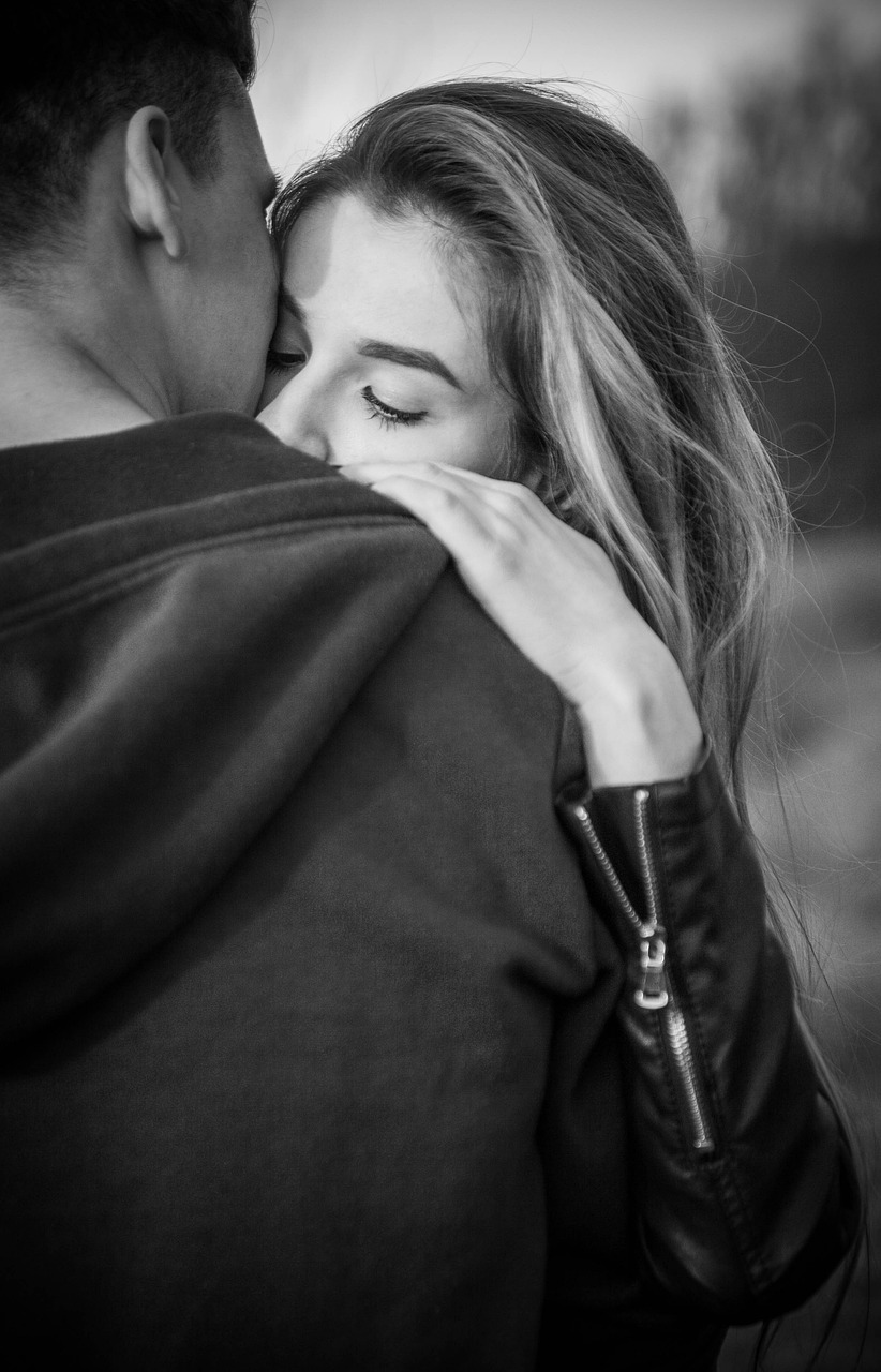 Una pareja abrazándose | Fuente: Pixabay