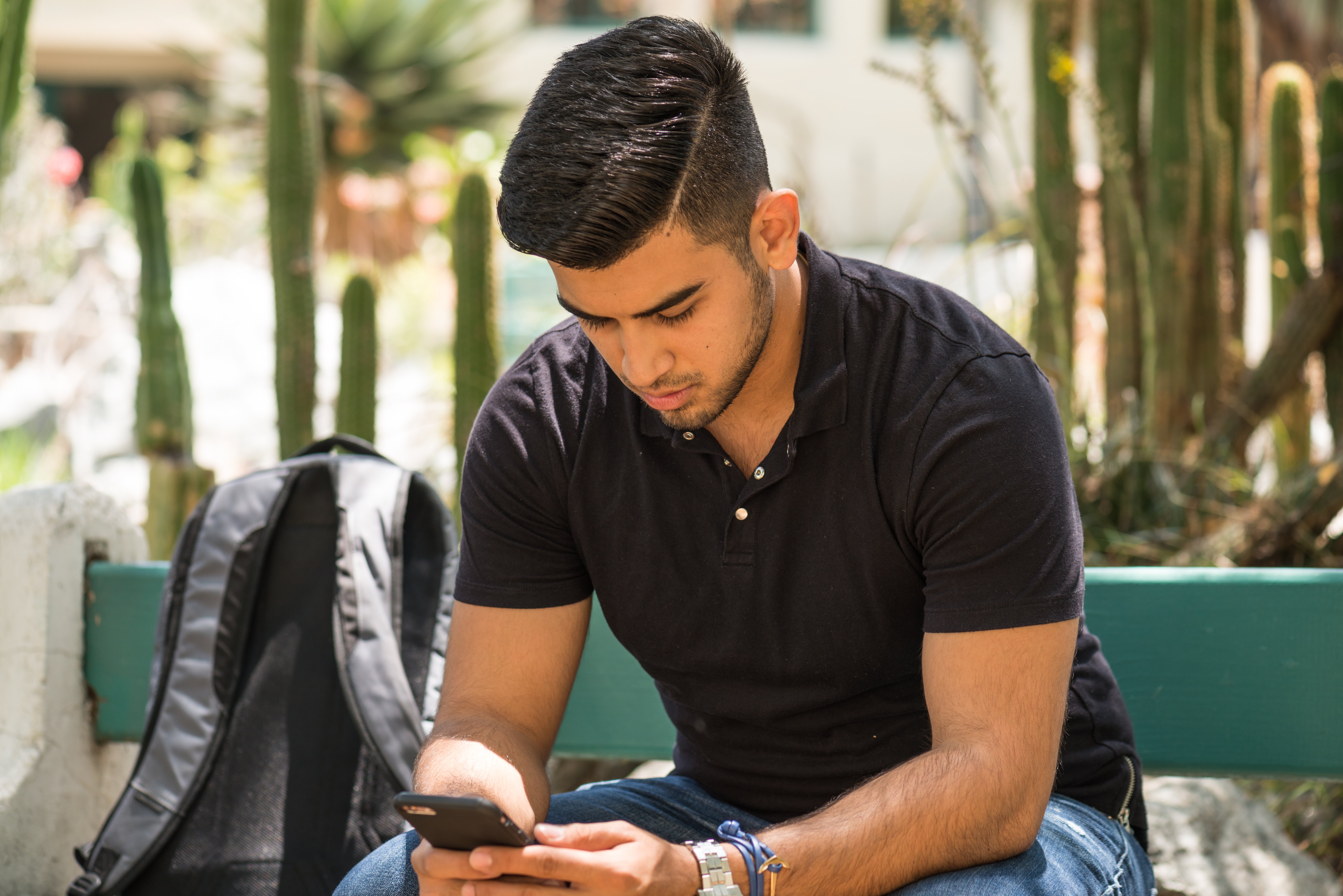 Joven estudiante viendo su móvil. | Foto: Shutterstock