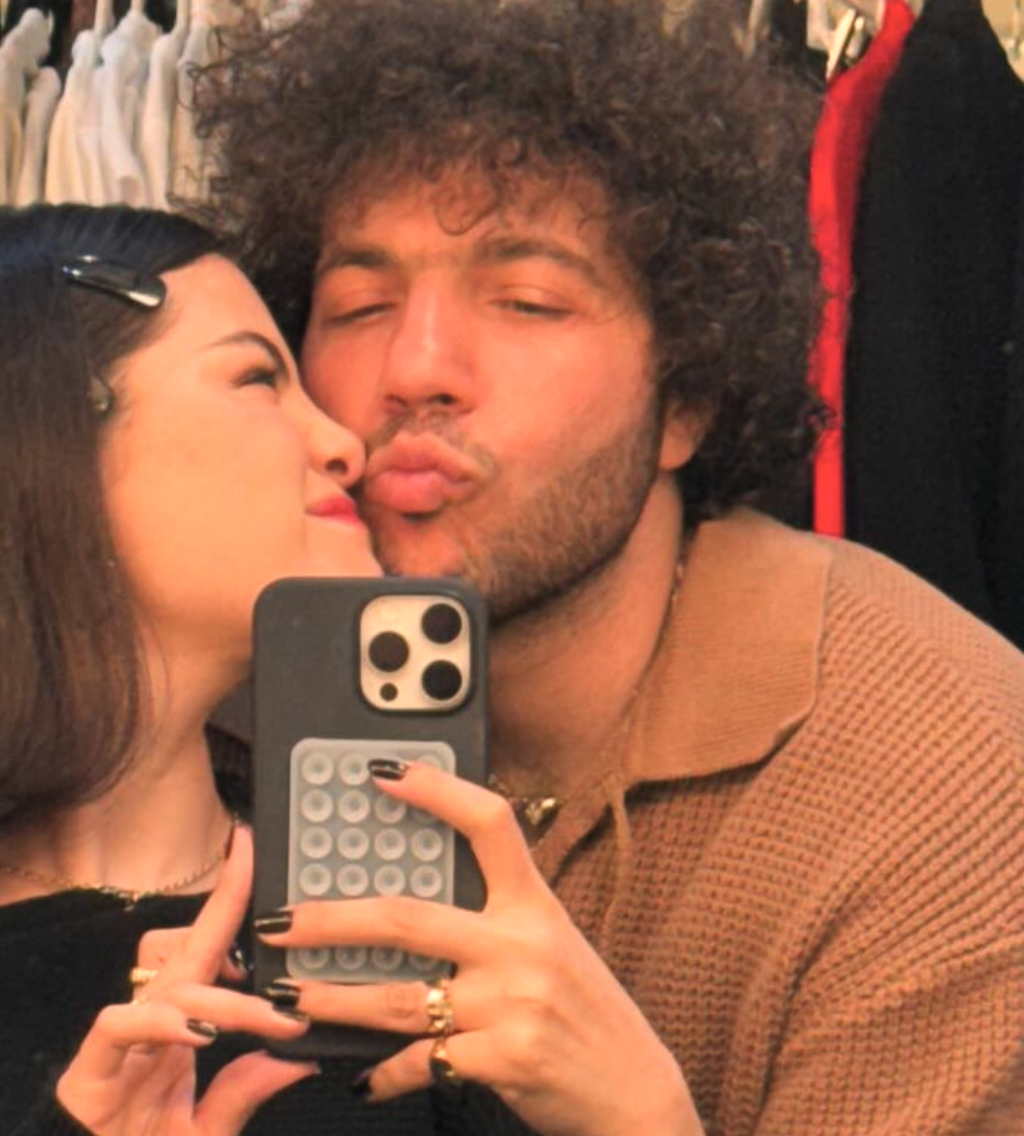 Selena Gomez y Benny Blanco tomándose un selfie, fechado el 10 de noviembre de 2024 | Fuente: Instagram/selenagomez