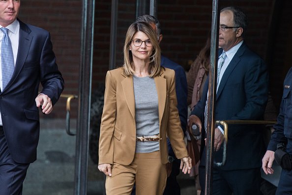 La actriz Lori Loughlin,sale de la corte federal en Boston, Massachusetts, EE. UU., el miércoles 3 de abril de 2019. | Foto: Getty Images