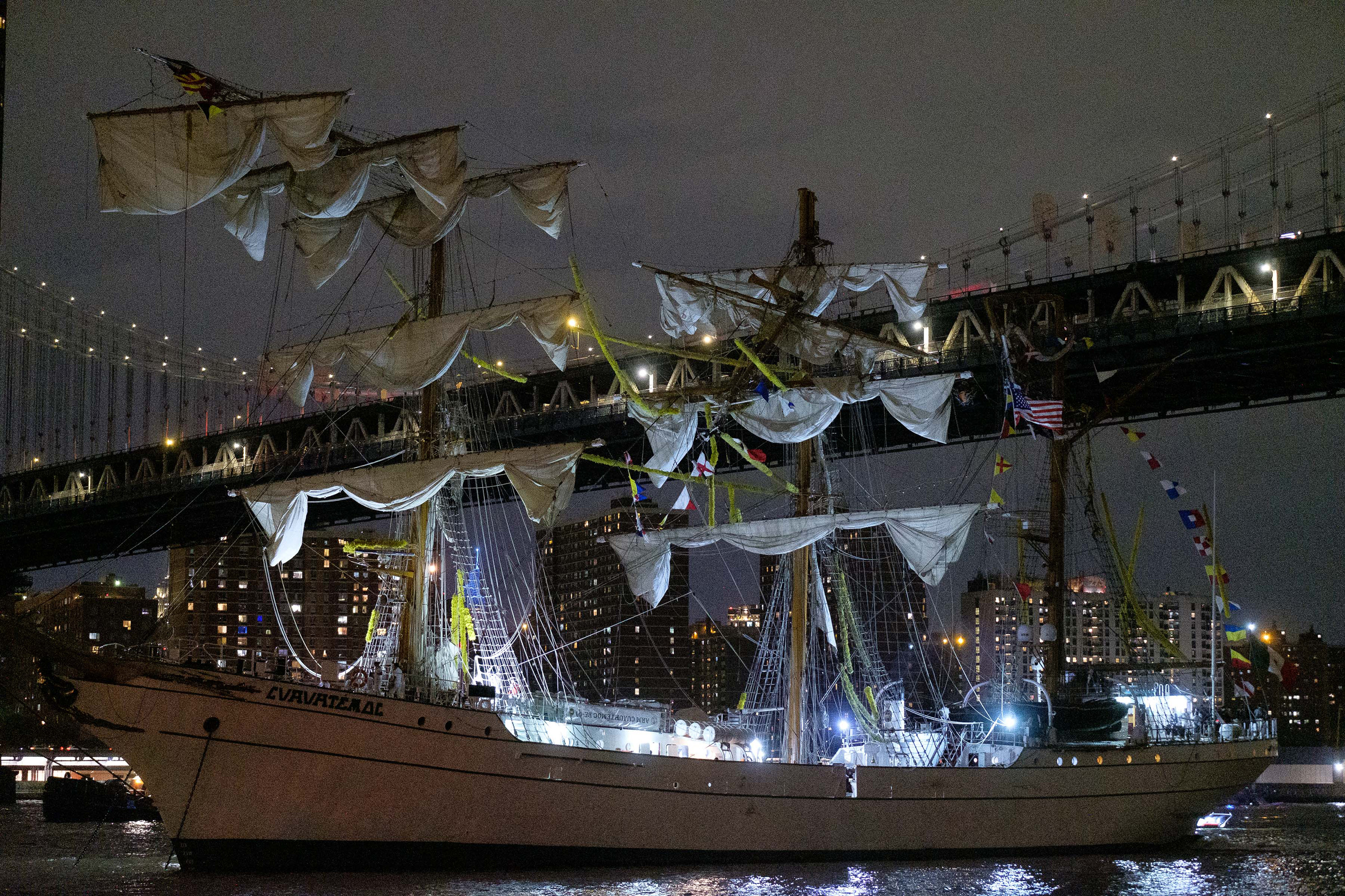 El buque naval mexicano Cuauhtémoc en el East River de Nueva York tras chocar contra el puente de Brooklyn el sábado 17 de mayo de 2025. | Fuente: Getty Images