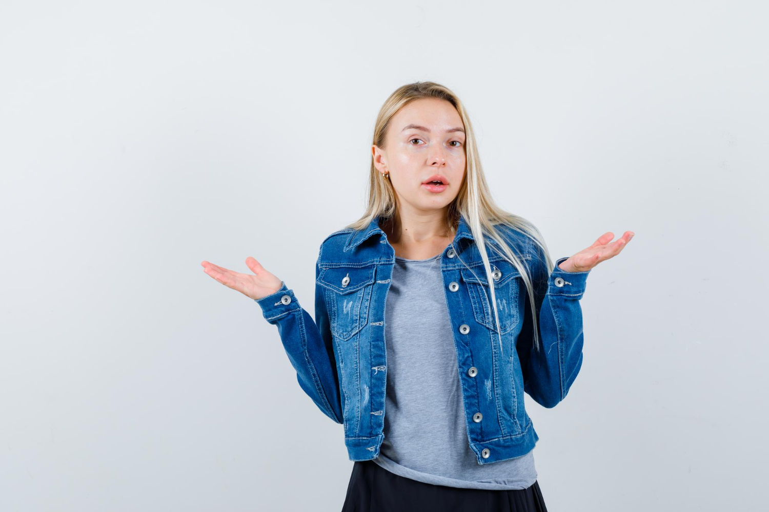 Una donna che fa spallucce | Fonte: Freepik