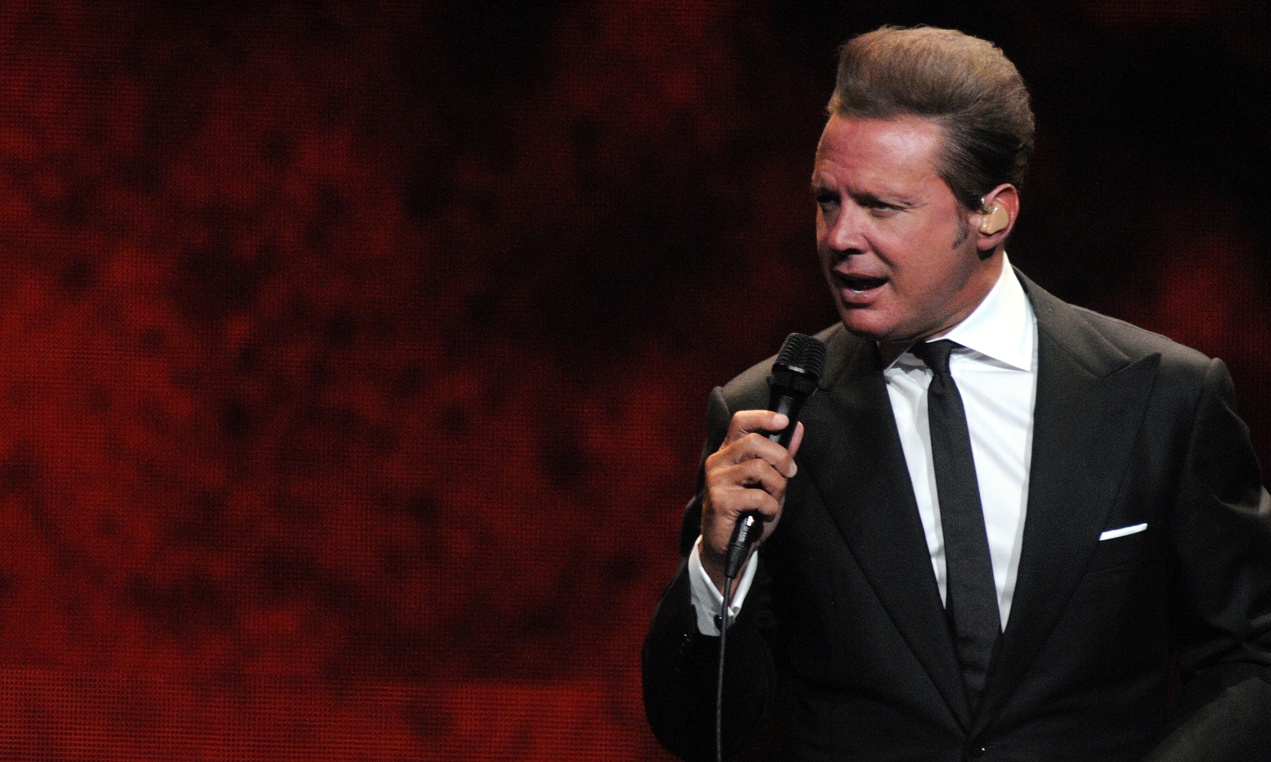 Luis Miguel se presenta durante un show como parte de la gira "México por Siempre" en el Amway Center el 30 de mayo de 2018 en Orlando, Florida. | Fuente: Getty Images