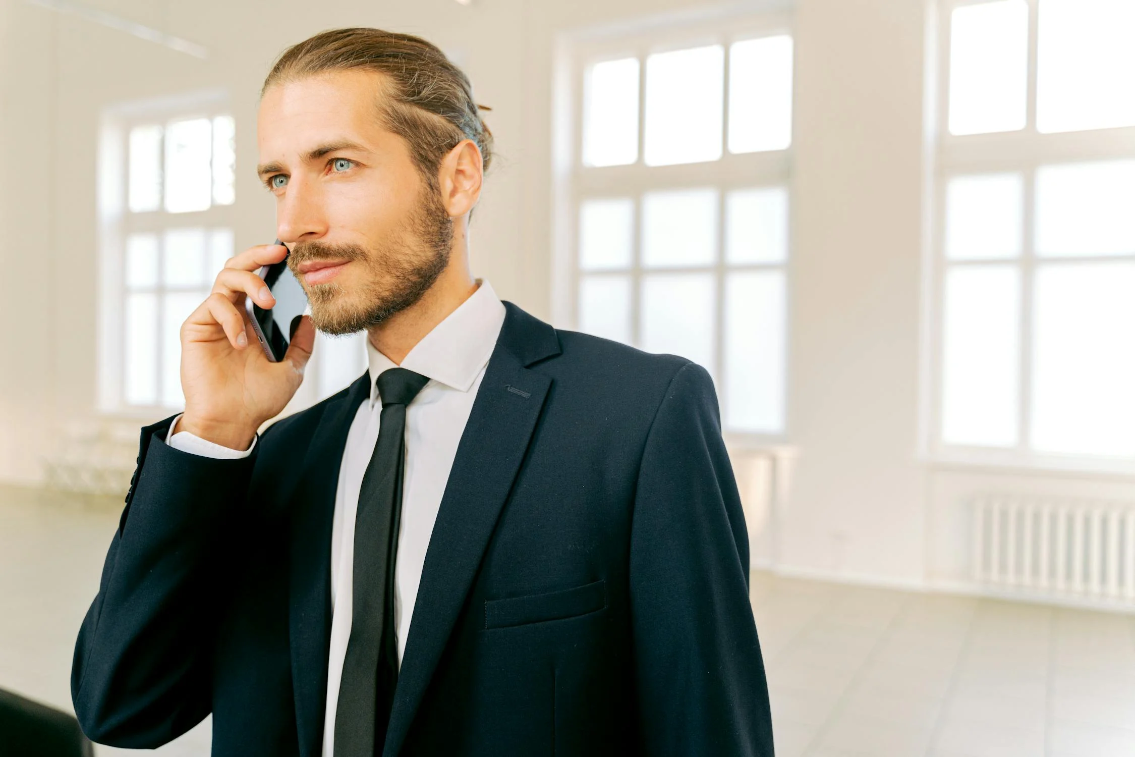 Un hombre hablando por teléfono | Fuente: Pexels