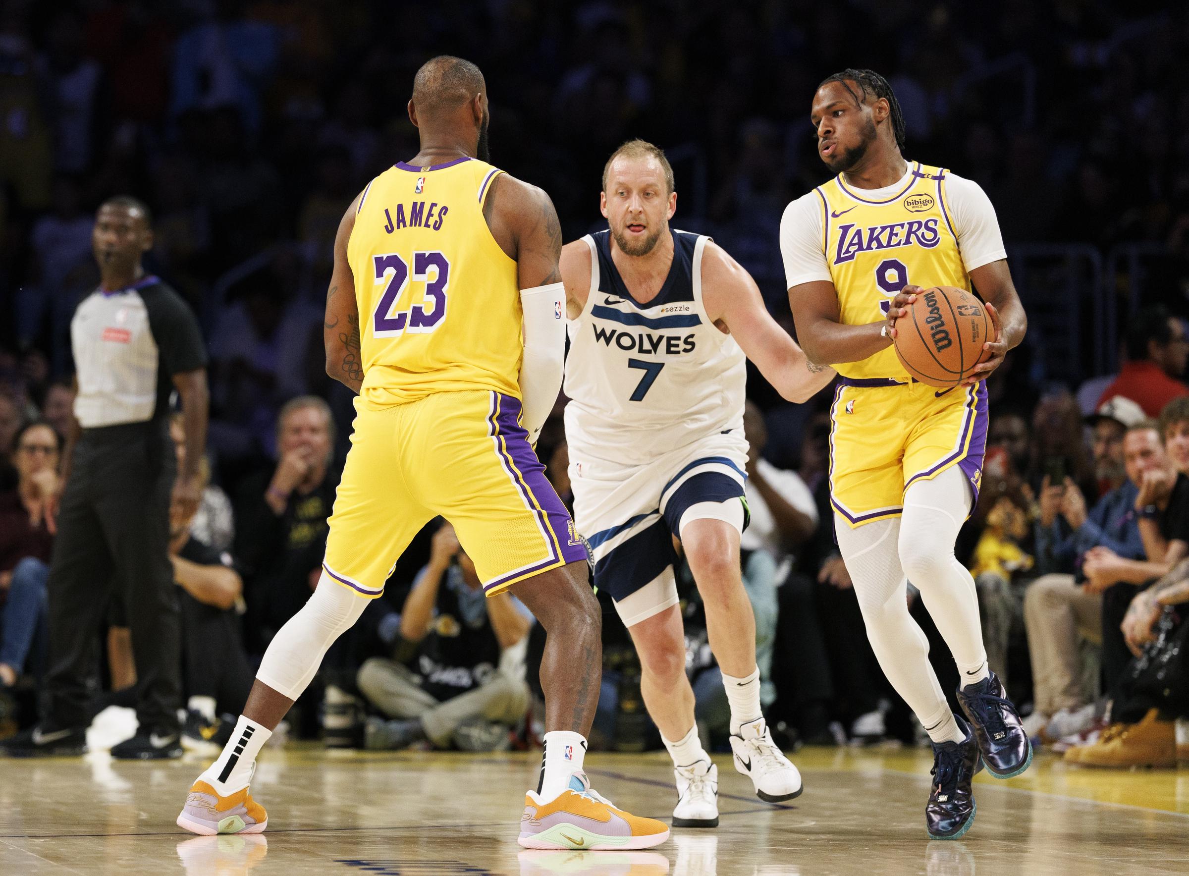 LeBron James da un pase a su hijo Bronny durante la primera parte del partido, el 22 de octubre de 2024 | Fuente: Getty Images