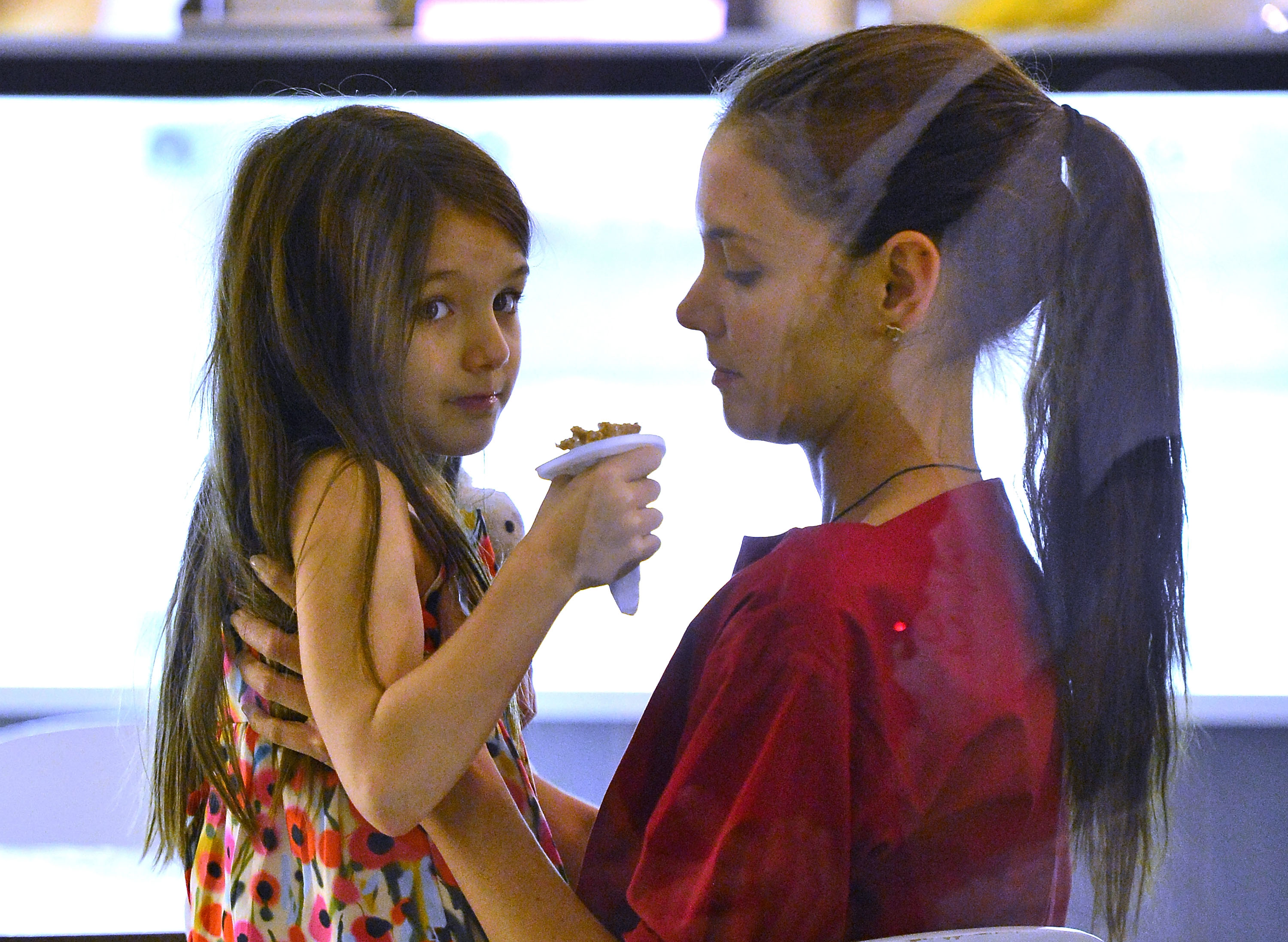 Katie Holmes y Suri Cruise vistas en el East Village el 3 de julio de 2012. | Fuente: Getty Images