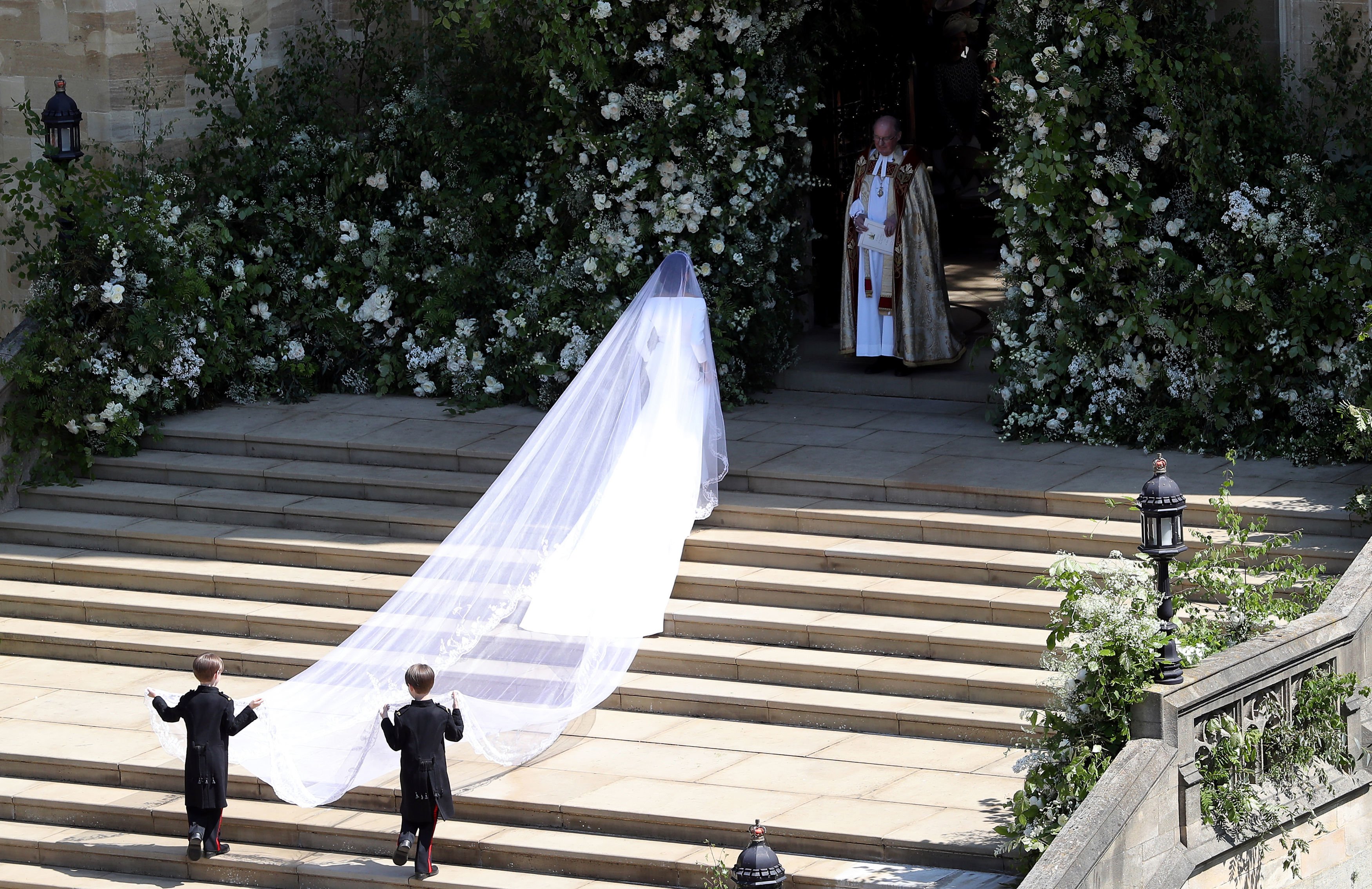 Meghan Markle llega para su boda con el príncipe Harry en la Capilla de San Jorge, en el Castillo de Windsor, el 19 de mayo de 2018 en Windsor, Inglaterra. | Foto: Getty Images