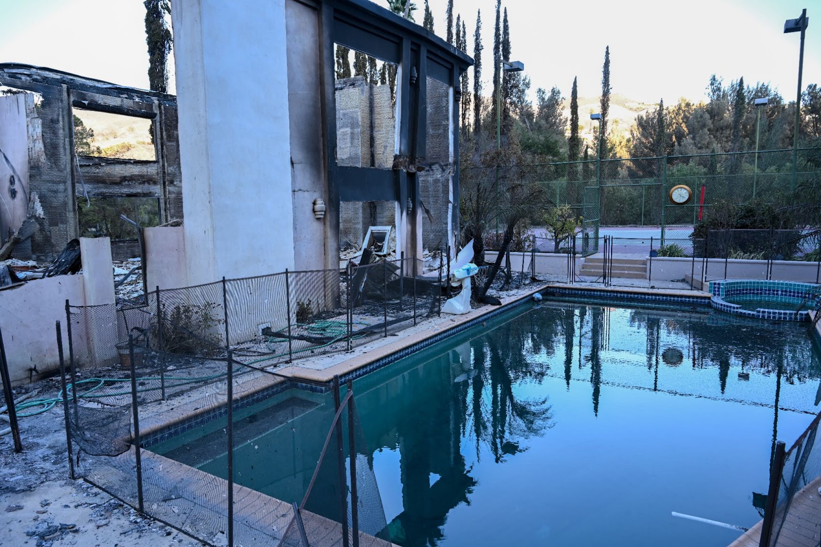 Vista de una casa quemada en Pacific Palisades, California, el 12 de enero de 2025. | Fuente: Getty Images