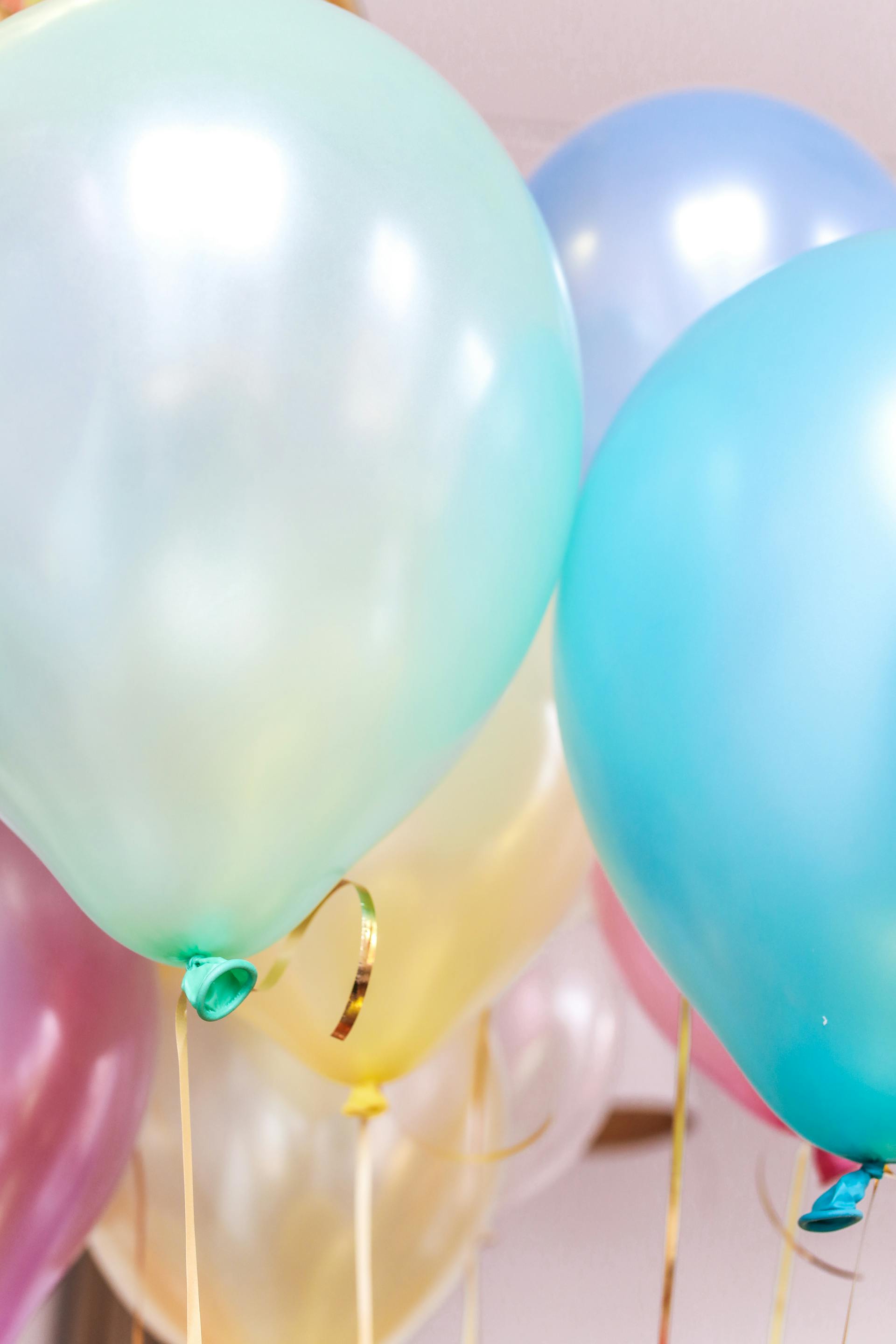 Un primer plano de globos | Fuente: Pexels