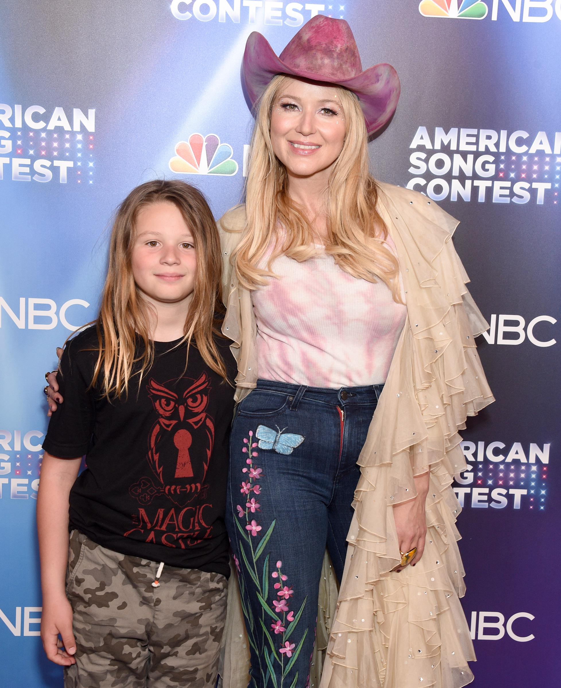 Kase Townes Murray y Jewel asisten a la Semana 3 del "American Song Contest" de la NBC en Universal City, California, el 4 de abril de 2022. | Fuente: Getty Images