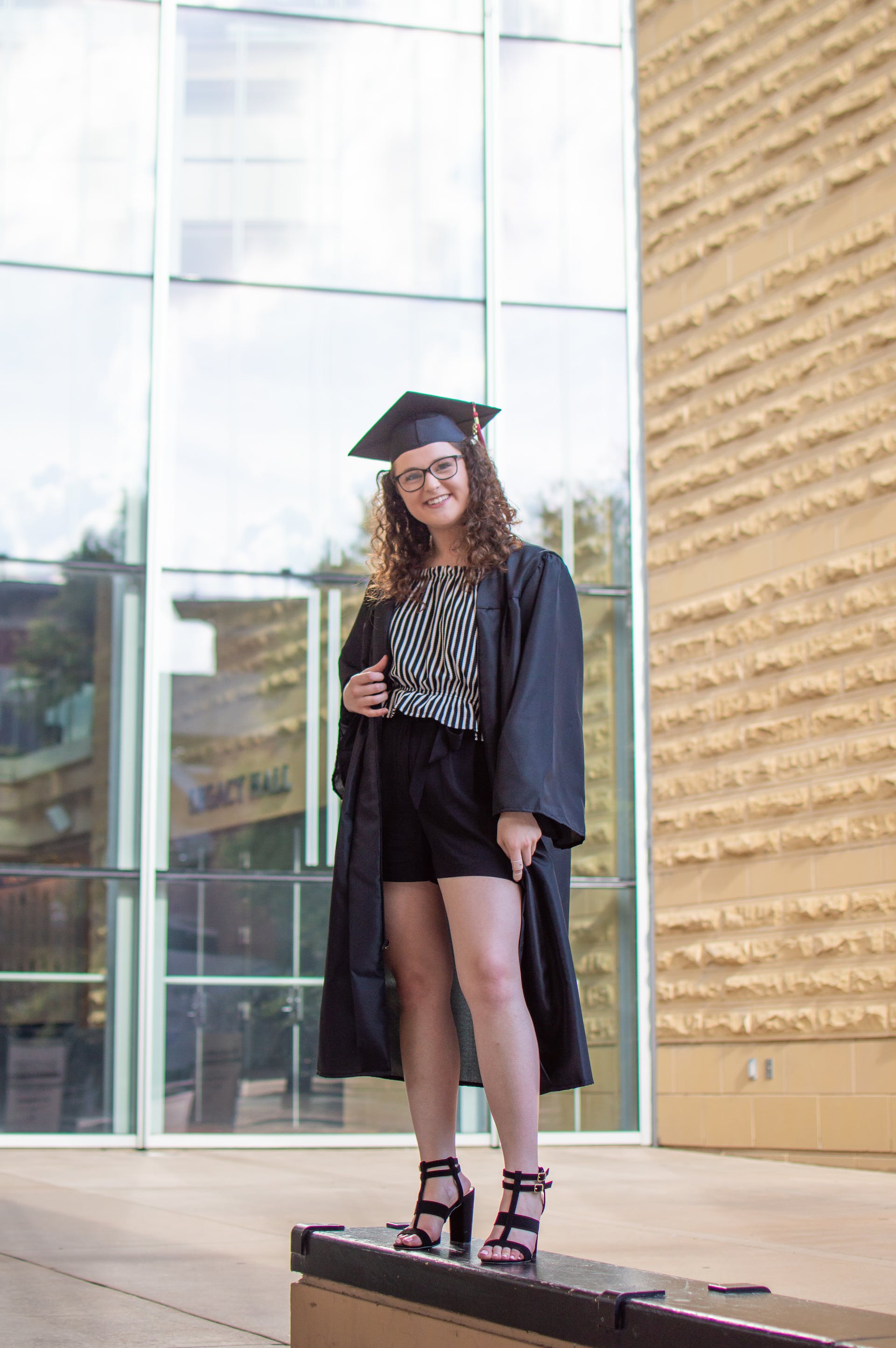 Una joven con traje de graduación | Foto: Pexels