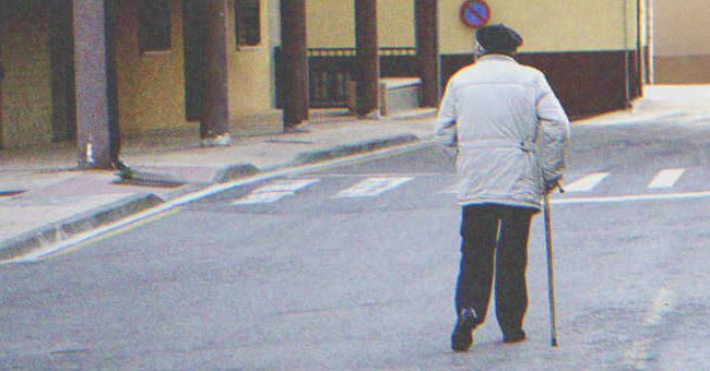 Un hombre mayor caminando por la calle | Foto: Shutterstock