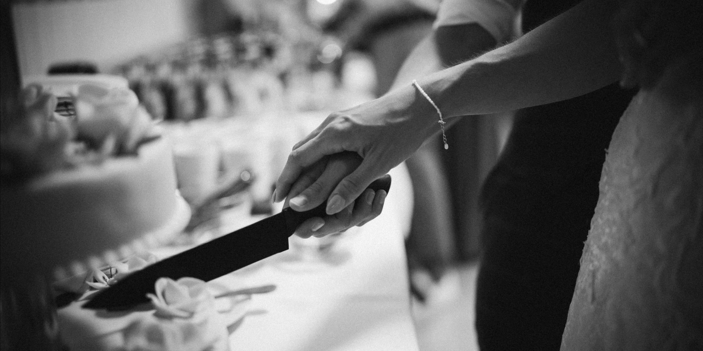 Primer plano de una pareja cortando su pastel de boda | Fuente: Pexels