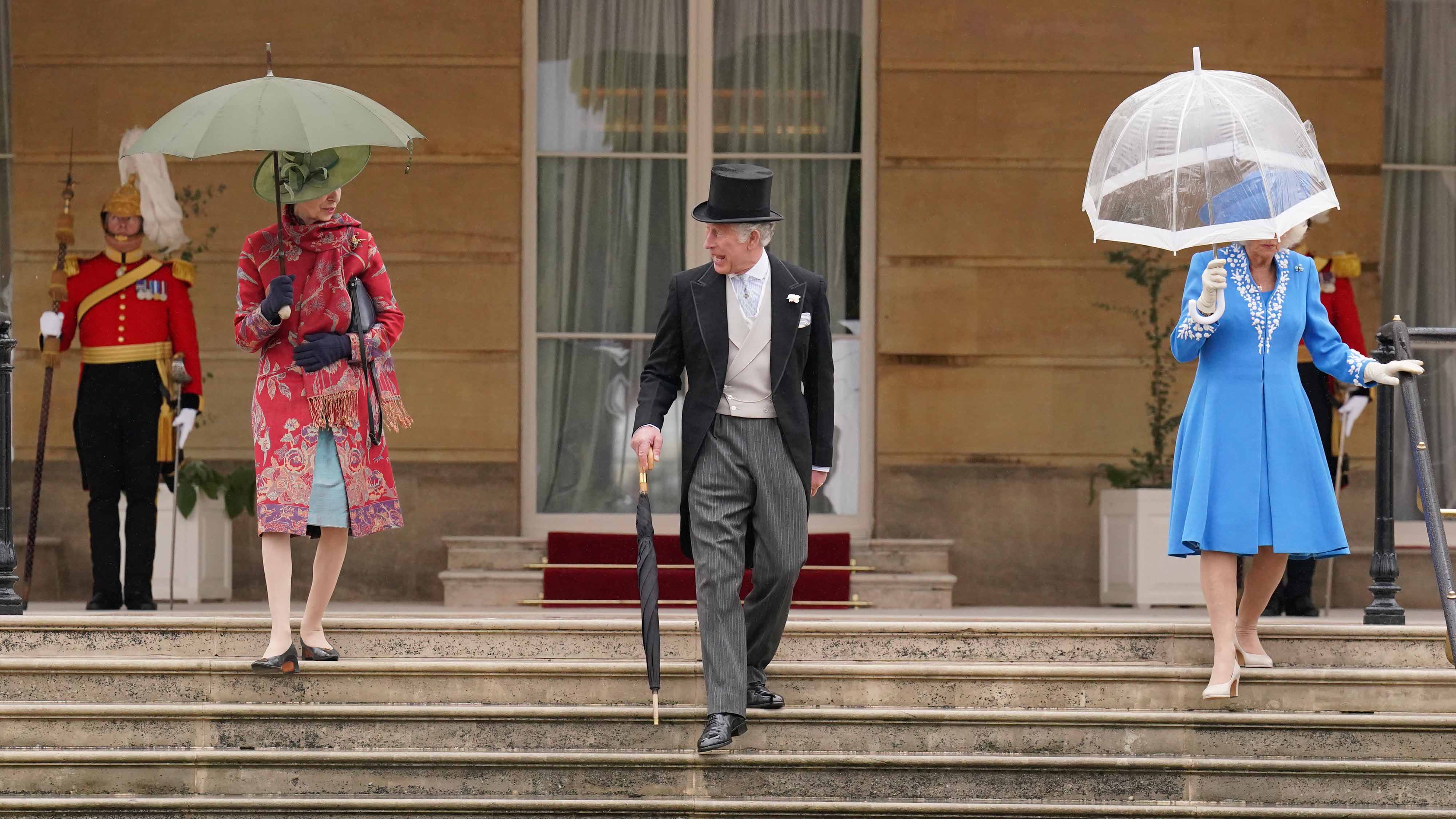 La princesa Anne, el rey Charles III y la reina Camilla llegando a una Fiesta Real en el Jardín del Palacio de Buckingham el 11 de mayo de 2022, en Londres, Inglaterra. | Fuente: Getty Images