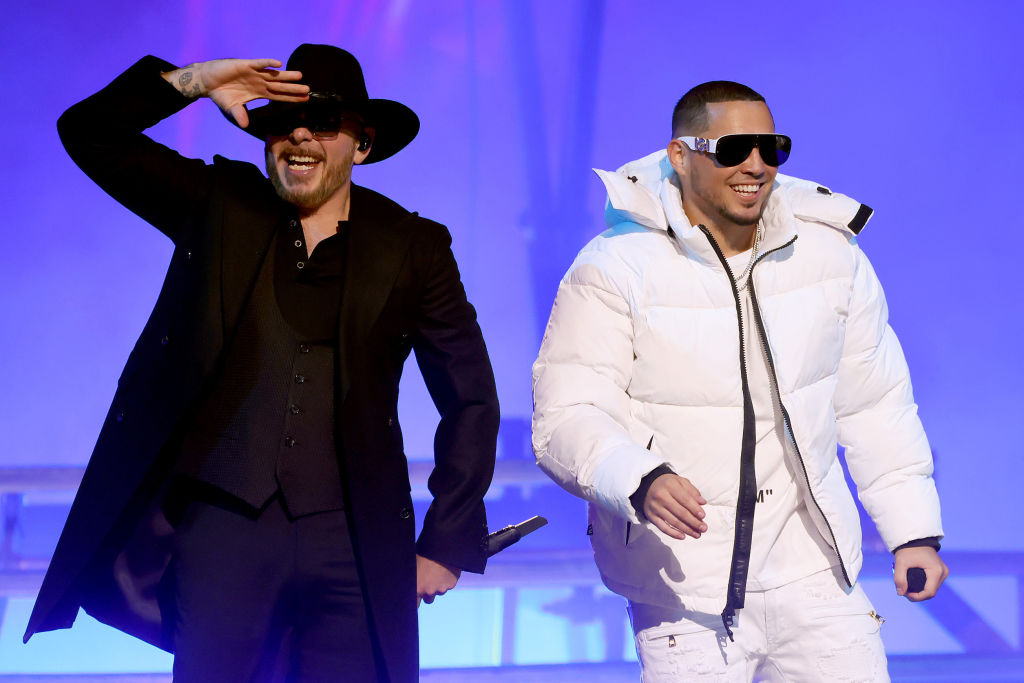 Pitbull (L) e IAmChino actúan durante la 34a edición del Premio Lo Nuestro a la Música Latina de Univision en FTX Arena el 24 de febrero de 2022 en Miami, Florida. | Fuente: Getty Images