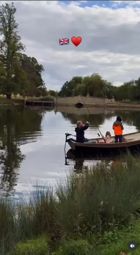 Parece que Harry está disfrutando de la salida de pesca mientras Archie y Lilibet se unen a él a bordo de una pequeña barca de madera en el agua. Con los niños bien abrigados para el frío del campo, la escena nos ofrece otra muestra de las aventuras familiares sin pretensiones que aparecen en el primer vídeo de Meghan en el Reino Unido. | Fuente: Instagram/meghan