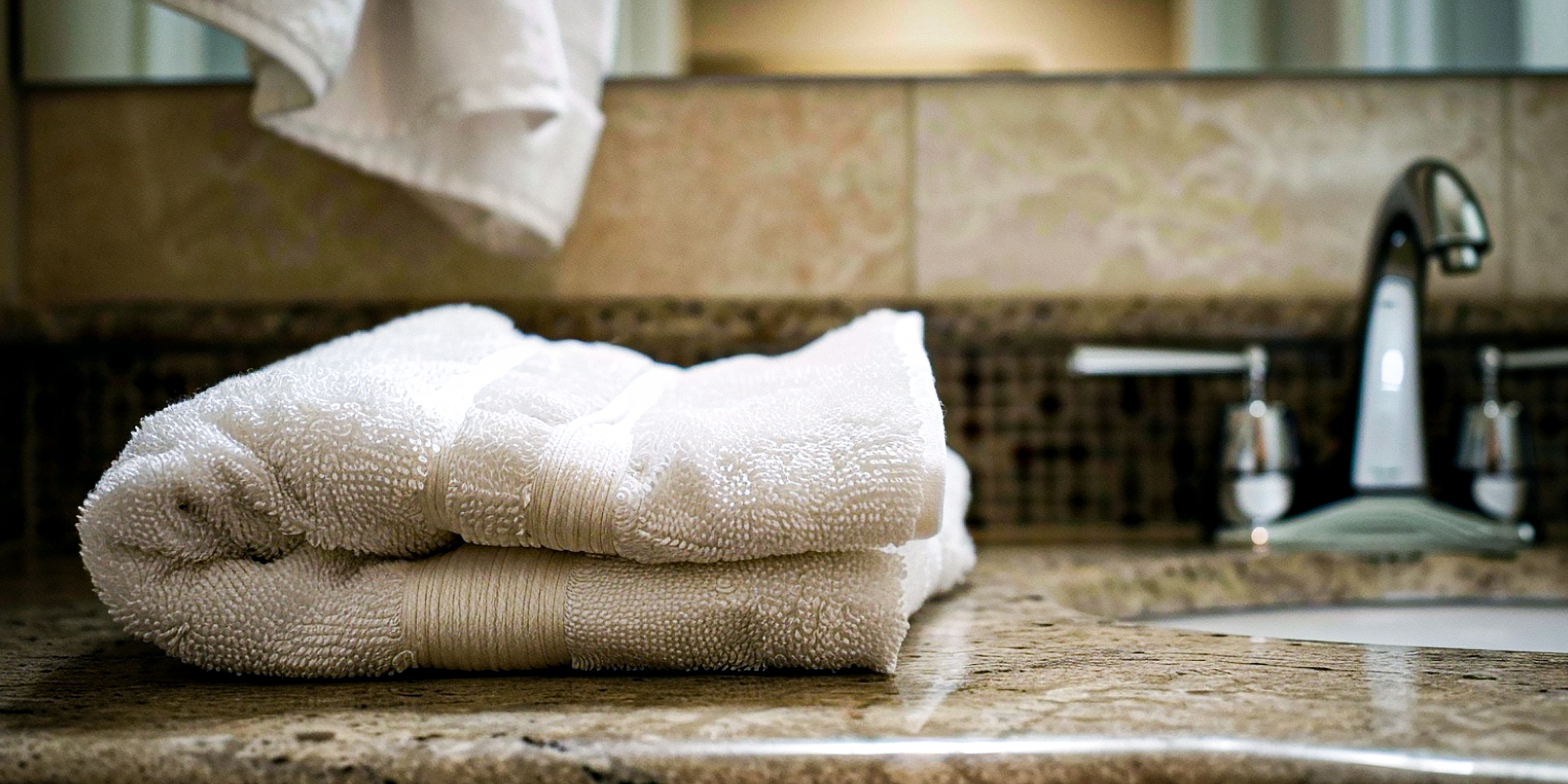 Una toalla en un cuarto de baño | Fuente: AmoMama