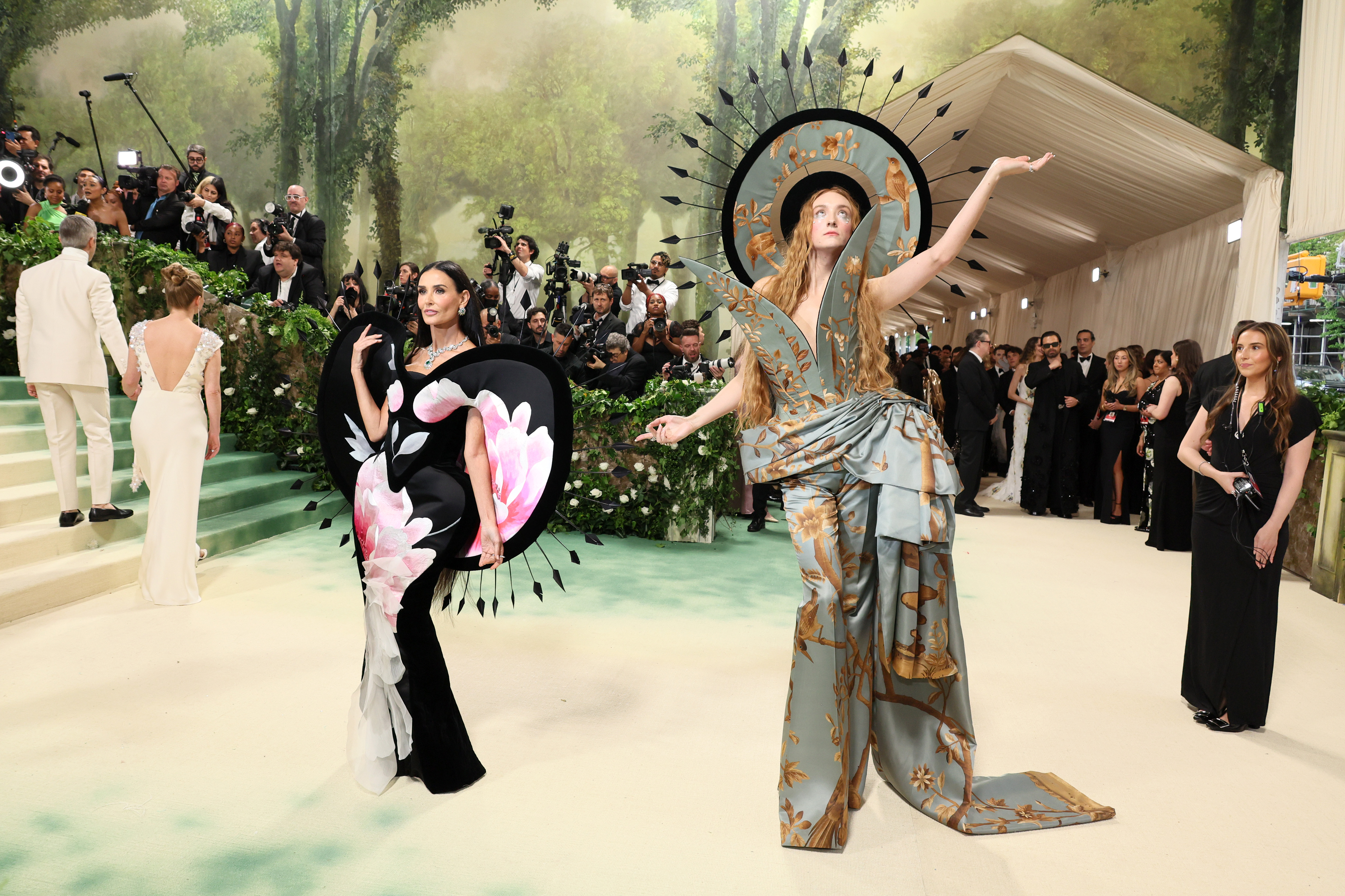 Harris Reed y Demi Moore en la Met Gala 2024 que celebra "Sleeping Beauties: Reawakening Fashion" en el Museo Metropolitano de Arte el 06 de mayo de 2024 en Nueva York | Foto: Getty Images