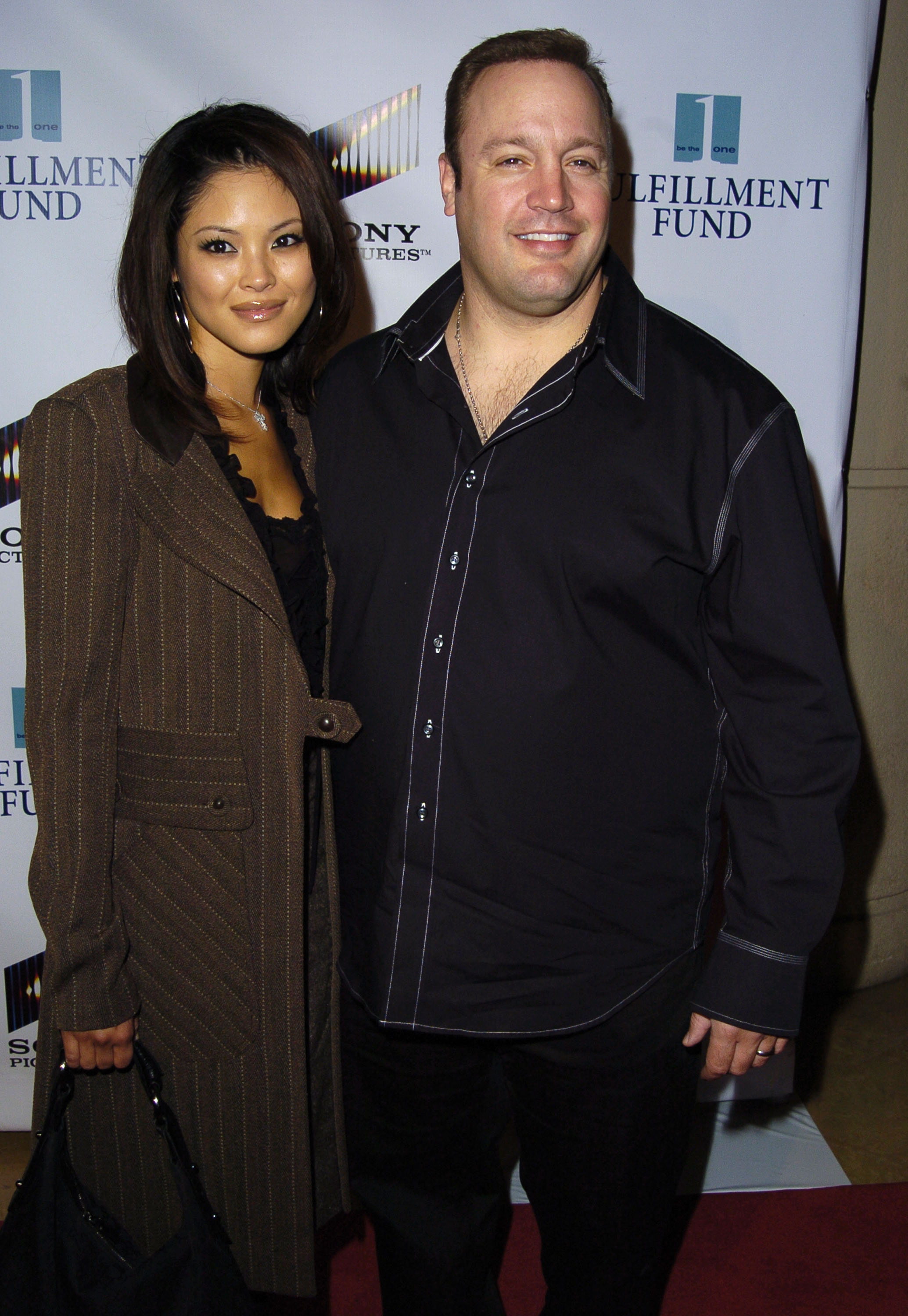 Kevin James y Steffiana De La Cruz en la gala benéfica de 2004 en Beverly Hills. | Foto: Getty Images