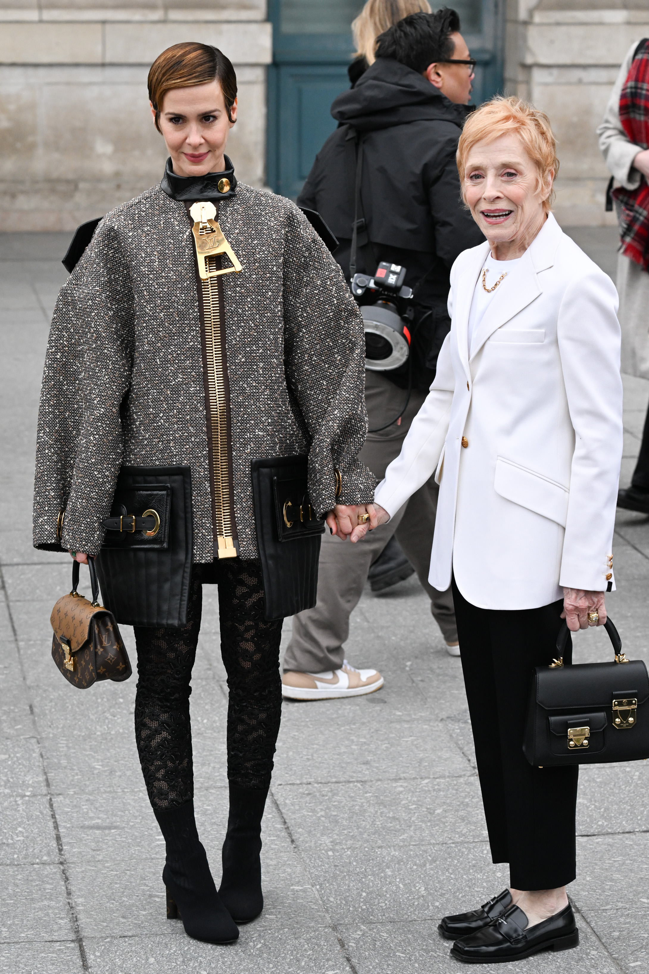 Sarah Paulson y Holland Taylor asisten al desfile de Louis Vuitton Womenswear Otoño Invierno 2023-2024 como parte de la Semana de la Moda de París, el 6 de marzo de 2023 en París, Francia. | Foto: Getty Images