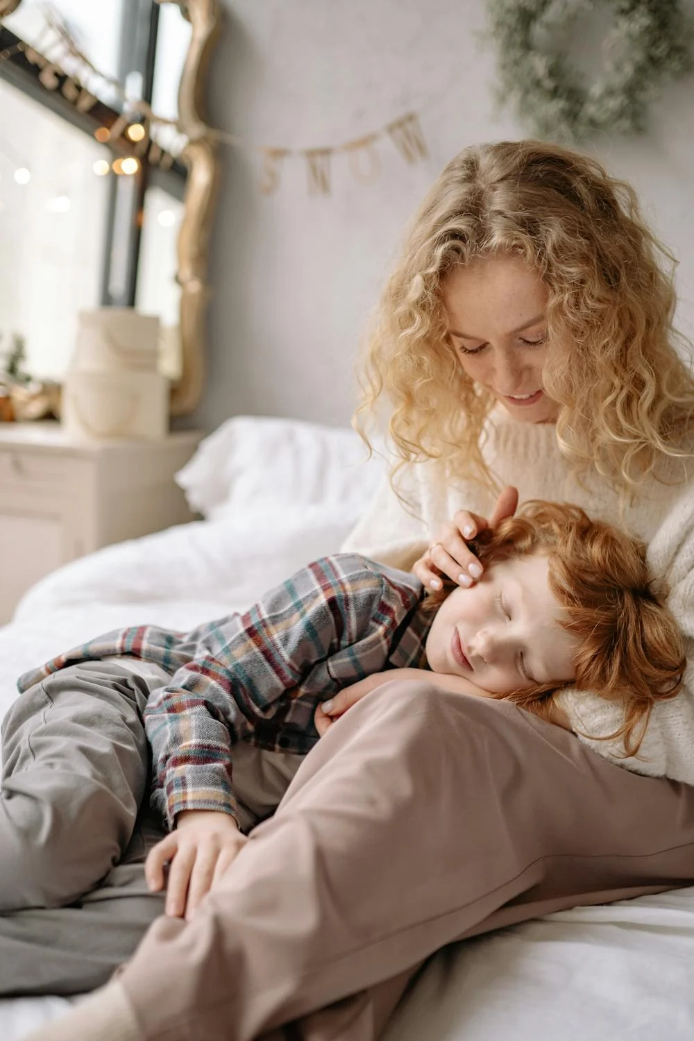 Un niño feliz y su madre | Fuente: Pexels