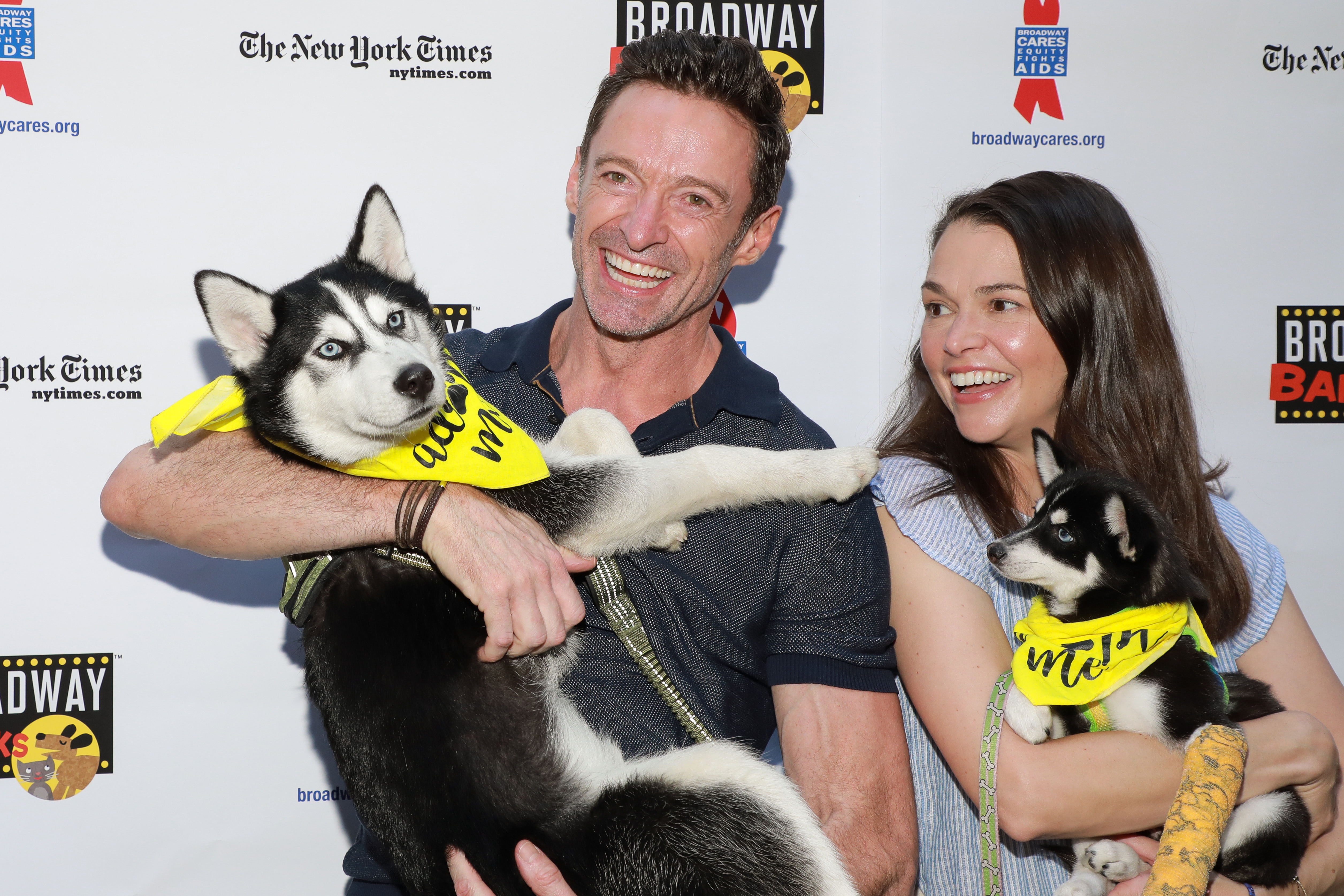 Hugh Jackman y Sutton Foster asisten a Broadway Barks en Shubert Alley en Nueva York, el 9 de julio de 2022 | Fuente: Getty Images