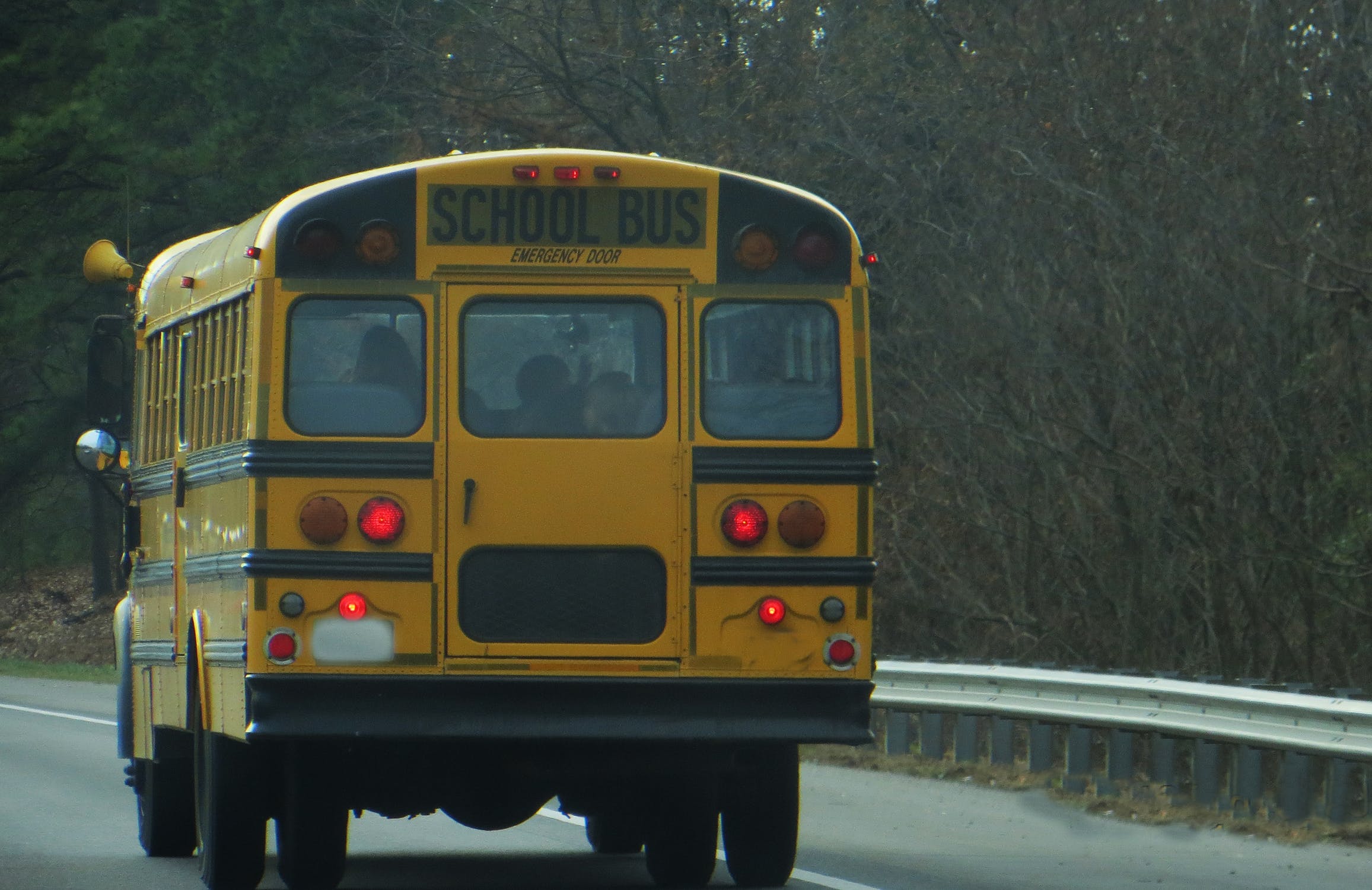 Autobús escolar en carretera. | Imagen: Pexels