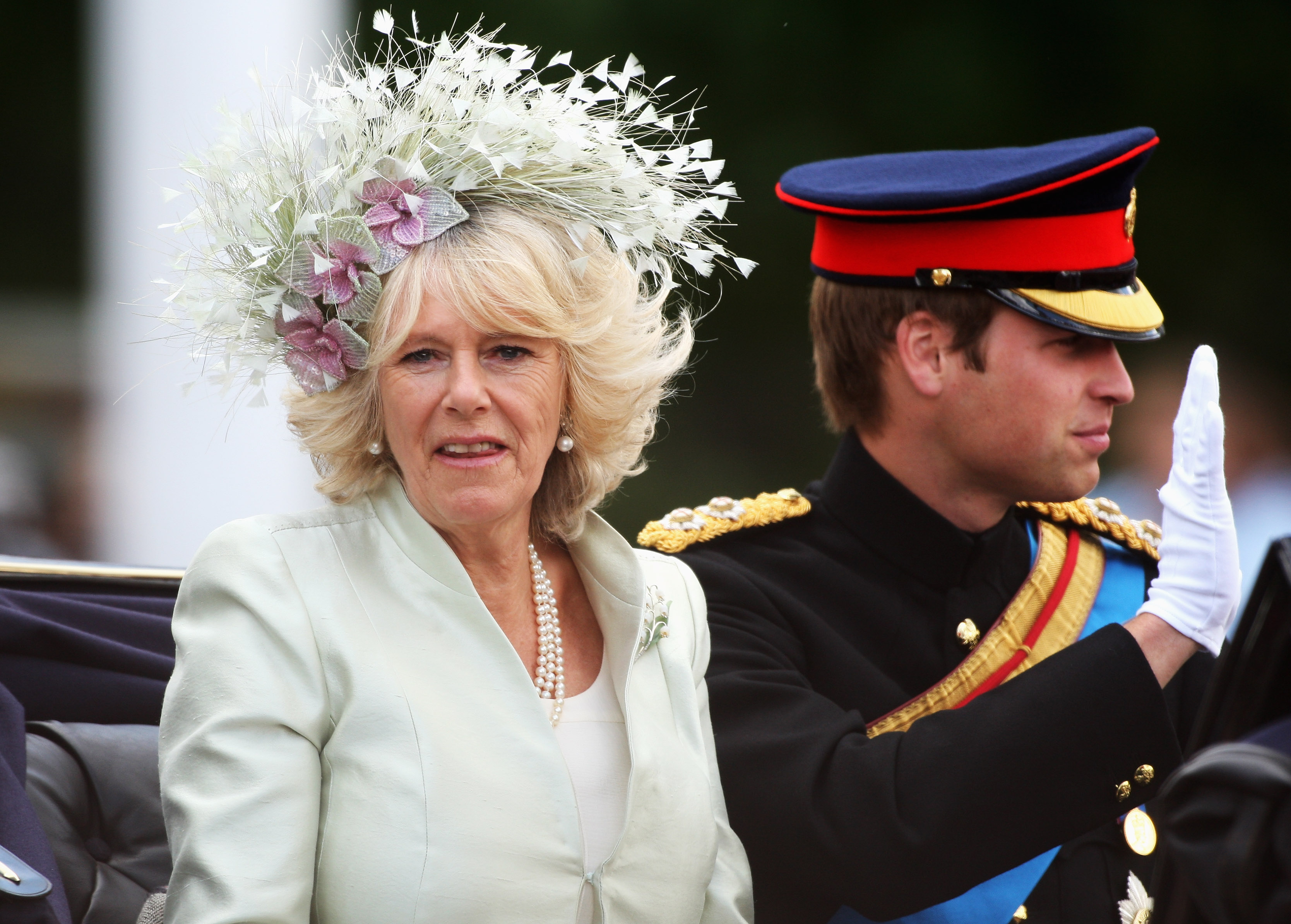 Camilla, duquesa de Cornualles y el príncipe William viajan en un coche de caballos durante el Trooping The Colour en Londres, Inglaterra, el 14 de junio de 2008 | Fuente: Getty Images