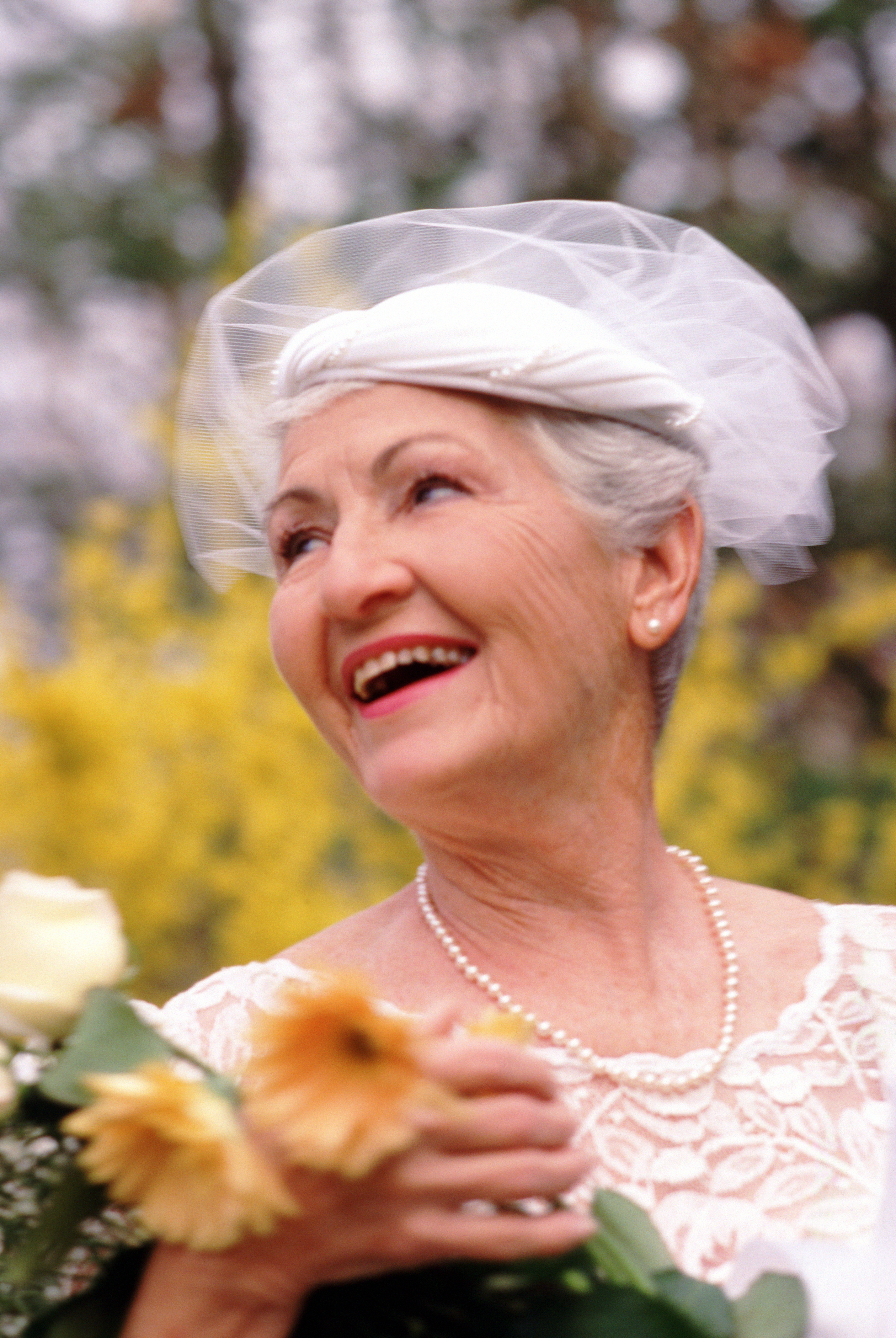 Una mujer mayor con un vestido blanco | Fuente: Getty Images