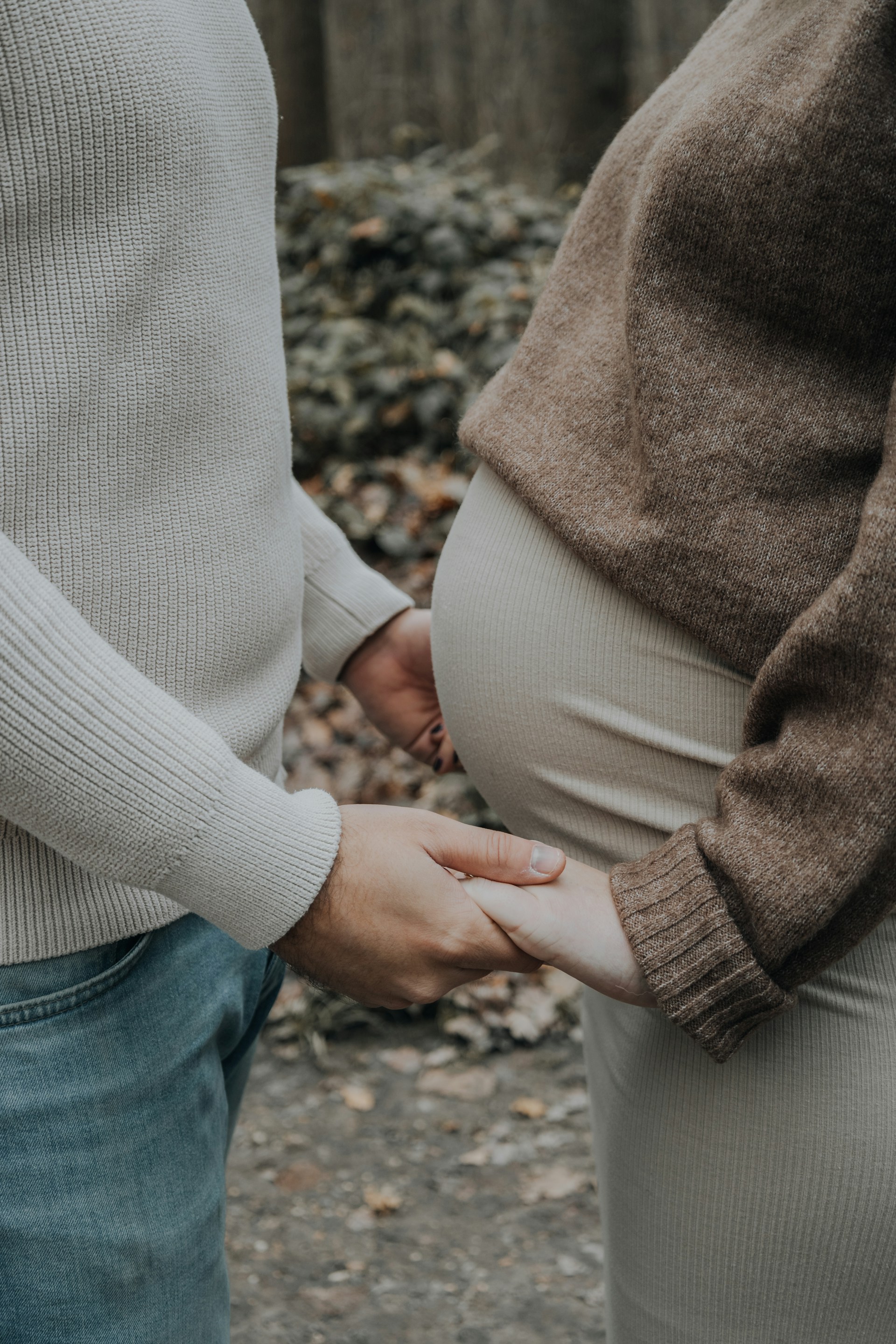 Hombre toma las manos a su pareja embarazada | Fuente: Unsplash