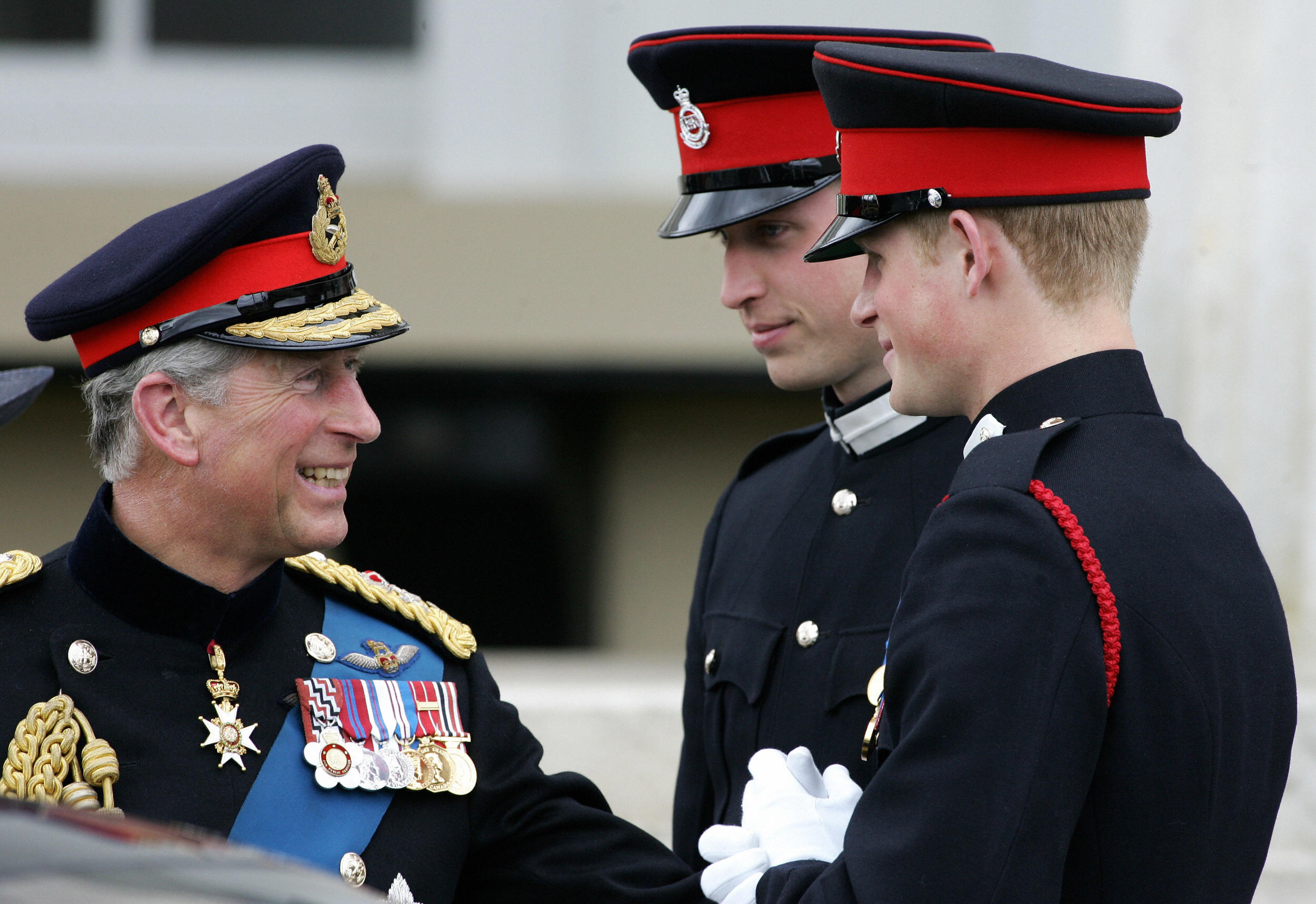 El príncipe Charles de Gran Bretaña con los príncipes William y Harry tras asistir al Desfile del Soberano en la Real Academia Militar de Sandhurst, sur de Inglaterra, el 12 de abril de 2006 | Fuente: Getty Images