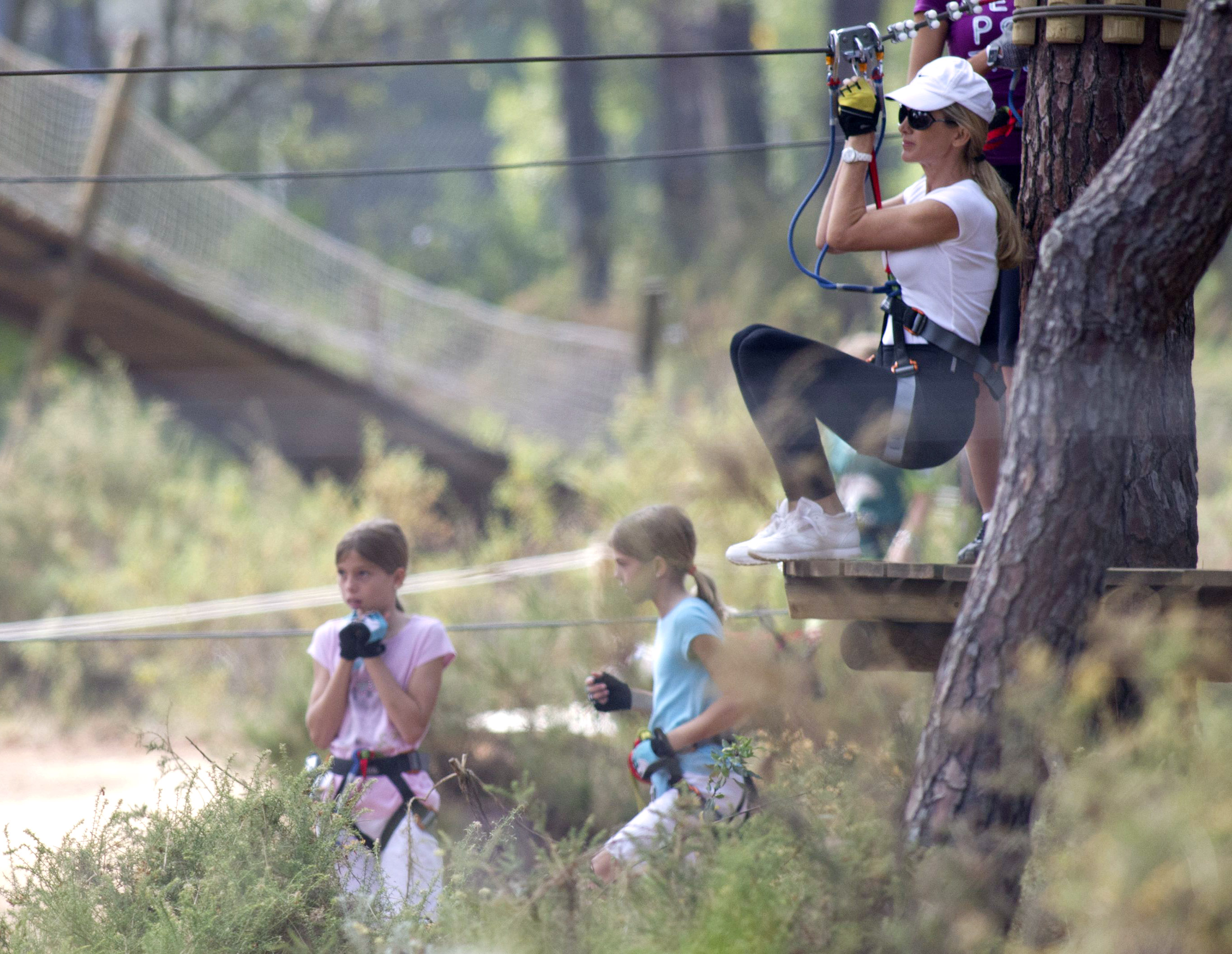 La esposa de Julio Iglesias, Miranda Rinsjburger, y sus hijas Victoria Iglesias y Cristina Iglesias son vistas jugando con tirolina el 5 de junio de 2012 en Marbella, España. | Fuente: Getty Images