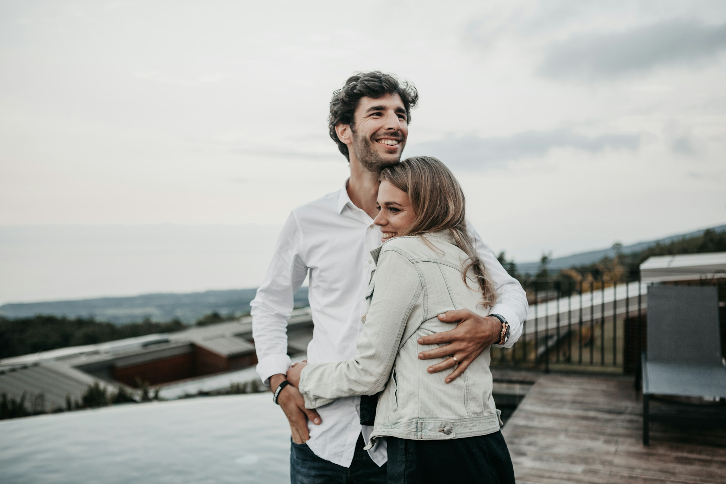 Una pareja abrazándose | Fuente: Unsplash