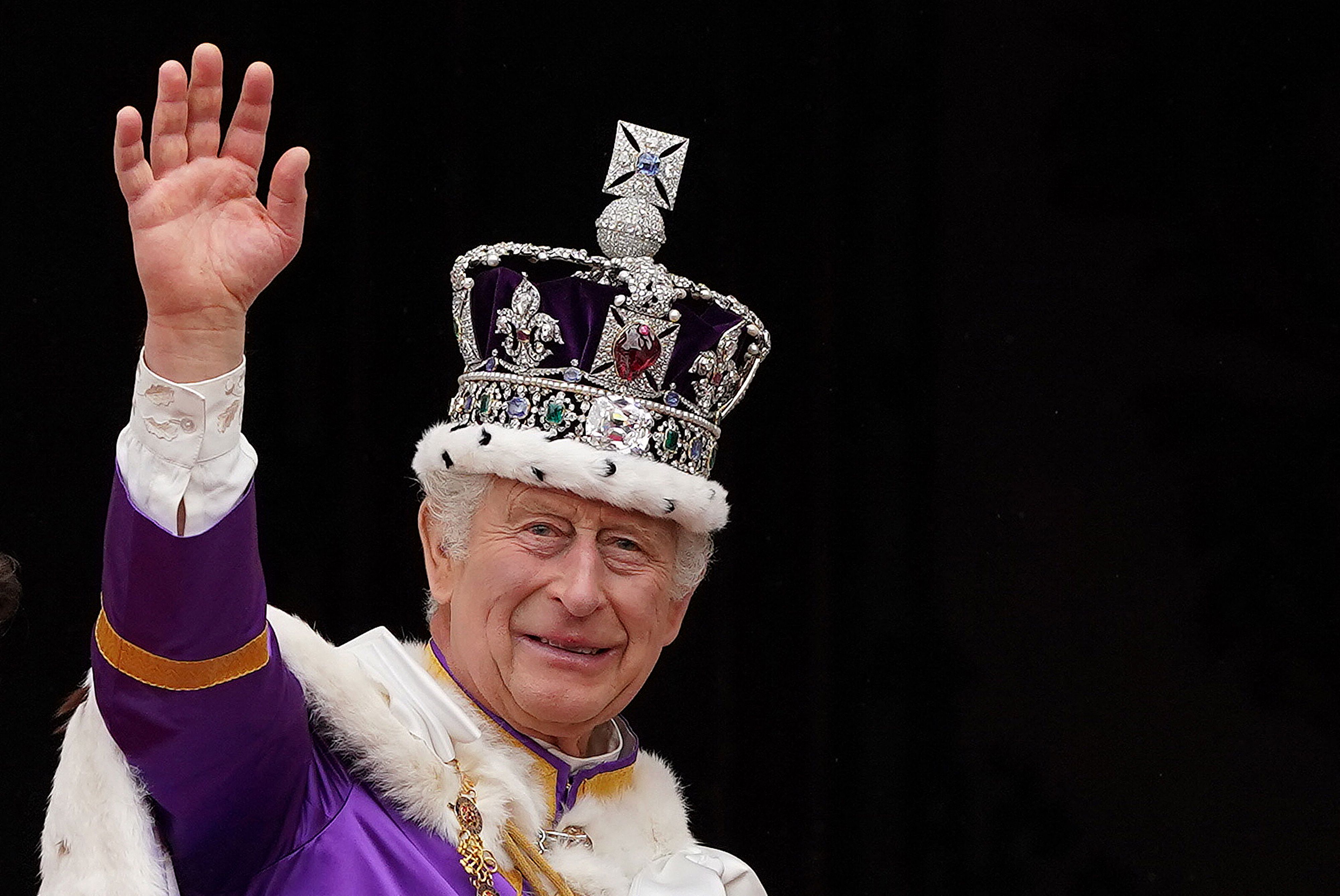 Rey Charles III de Gran Bretaña luciendo la Corona Imperial de Estado en el centro de Londres el 6 de mayo de 2023 | Foto: Getty Images