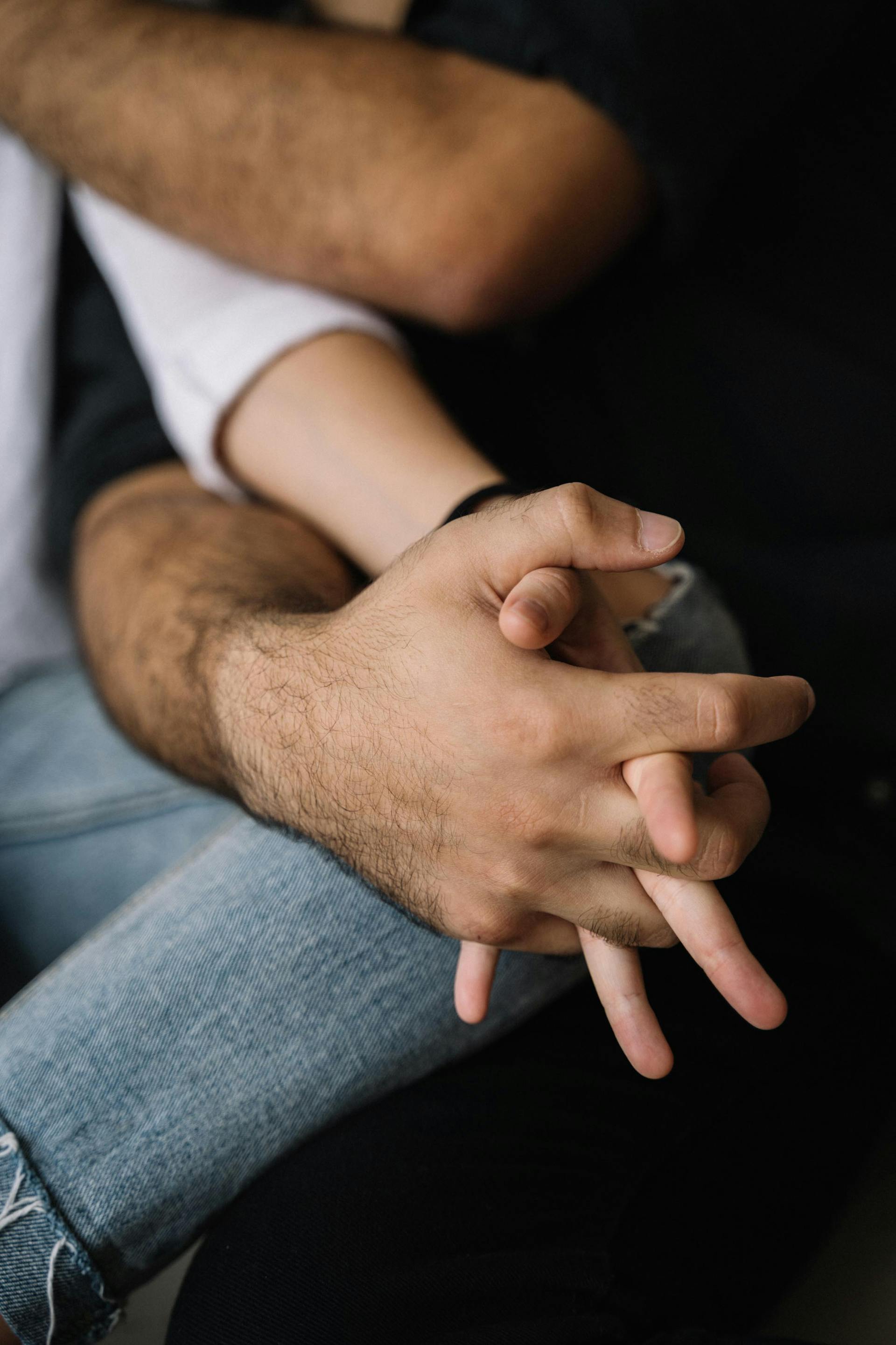 Un hombre cogiendo de la mano a su mujer | Fuente: Pexels